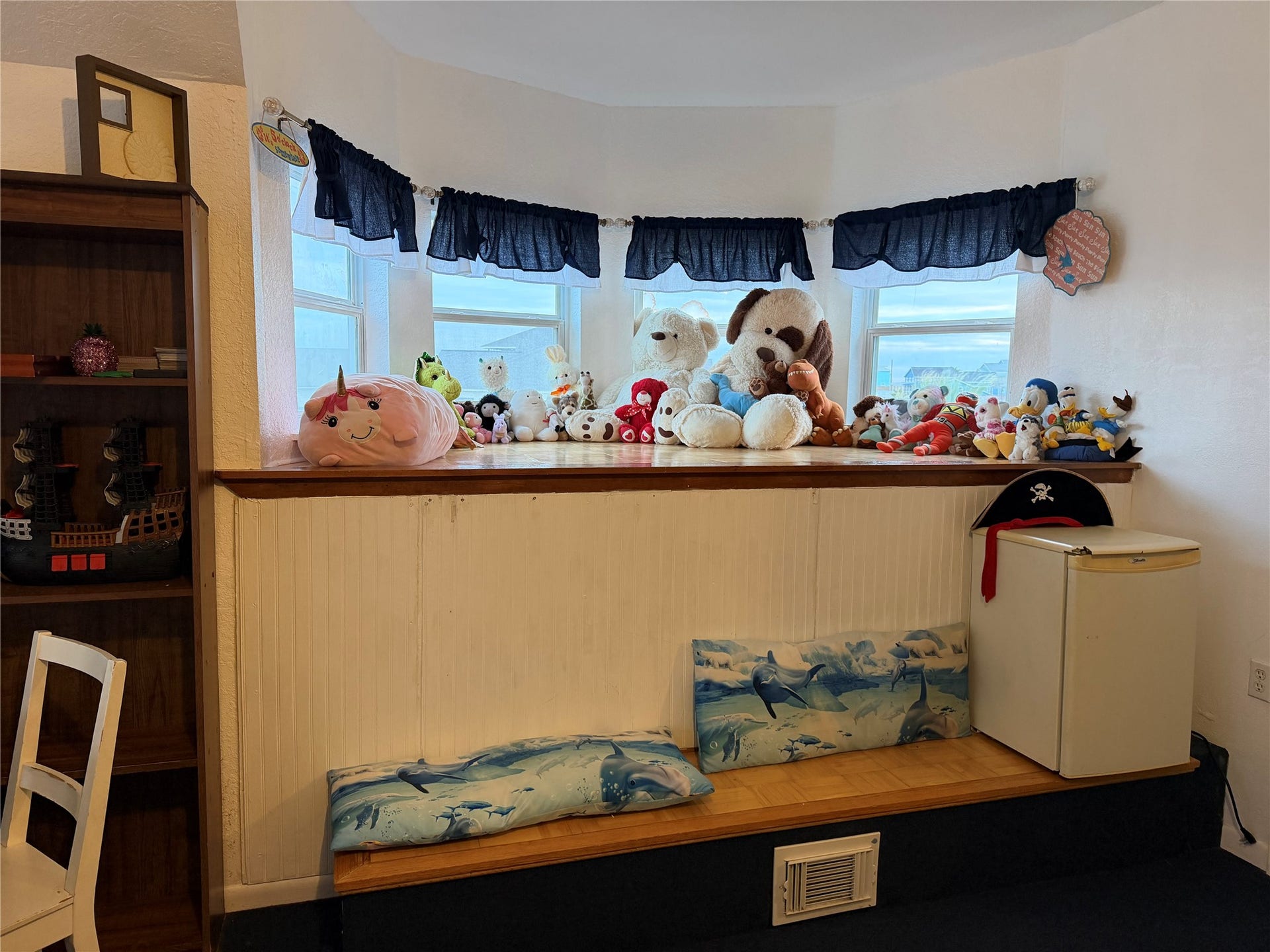 13002 Buccaneer Parkway, Freeport, TX 77541 Charming bay window nook in the third-level guest room offers stunning views of the gulf and swim beach.