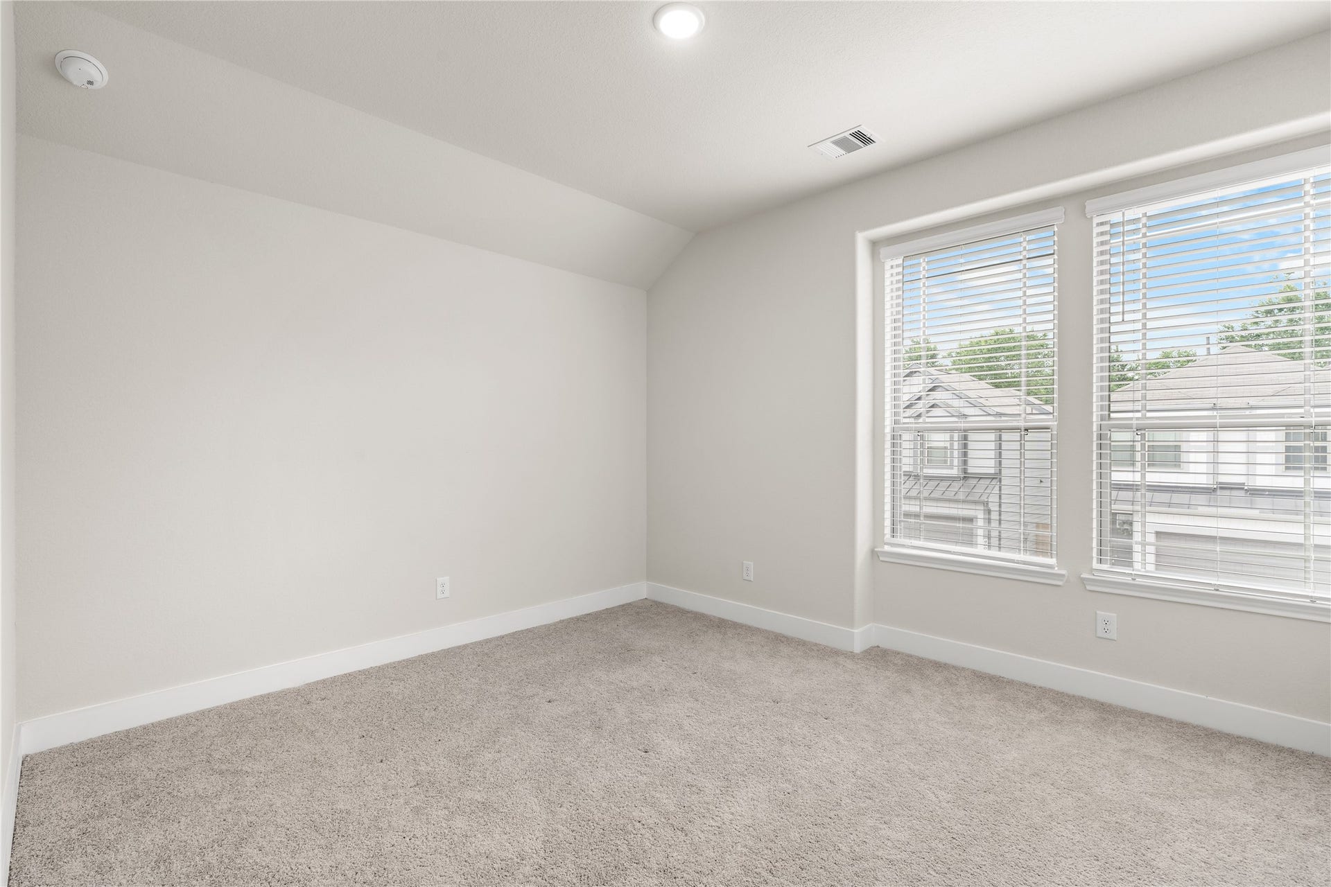 4001 Baja Lane, Houston, TX 77045 Designed to adapt alongside changing needs, this secondary bedroom offers the flexibility to function as a guest room, nursery, home office, or creative space.