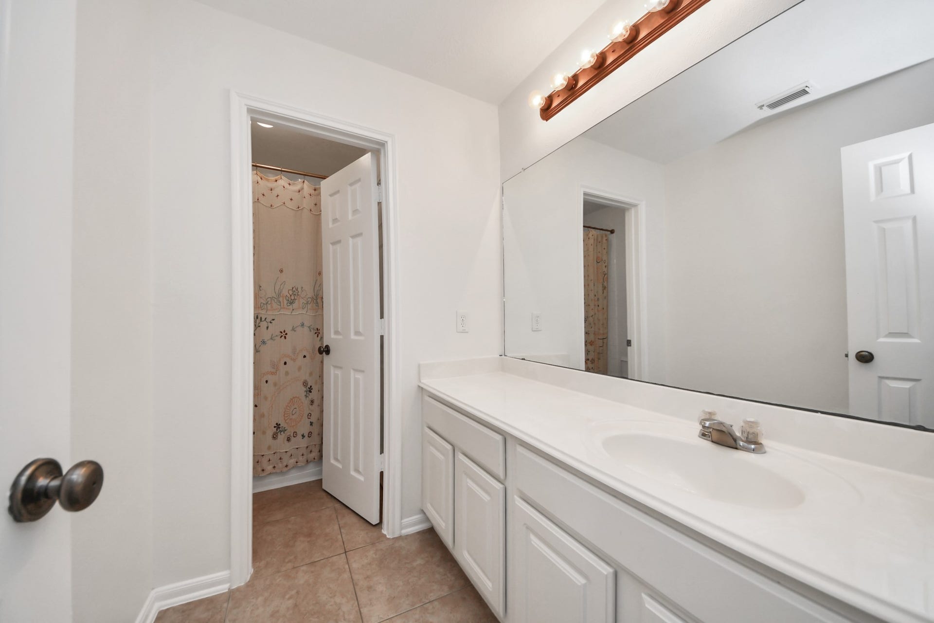 2705 Calico Creek Lane, Pearland, TX 77584 Shared bathroom