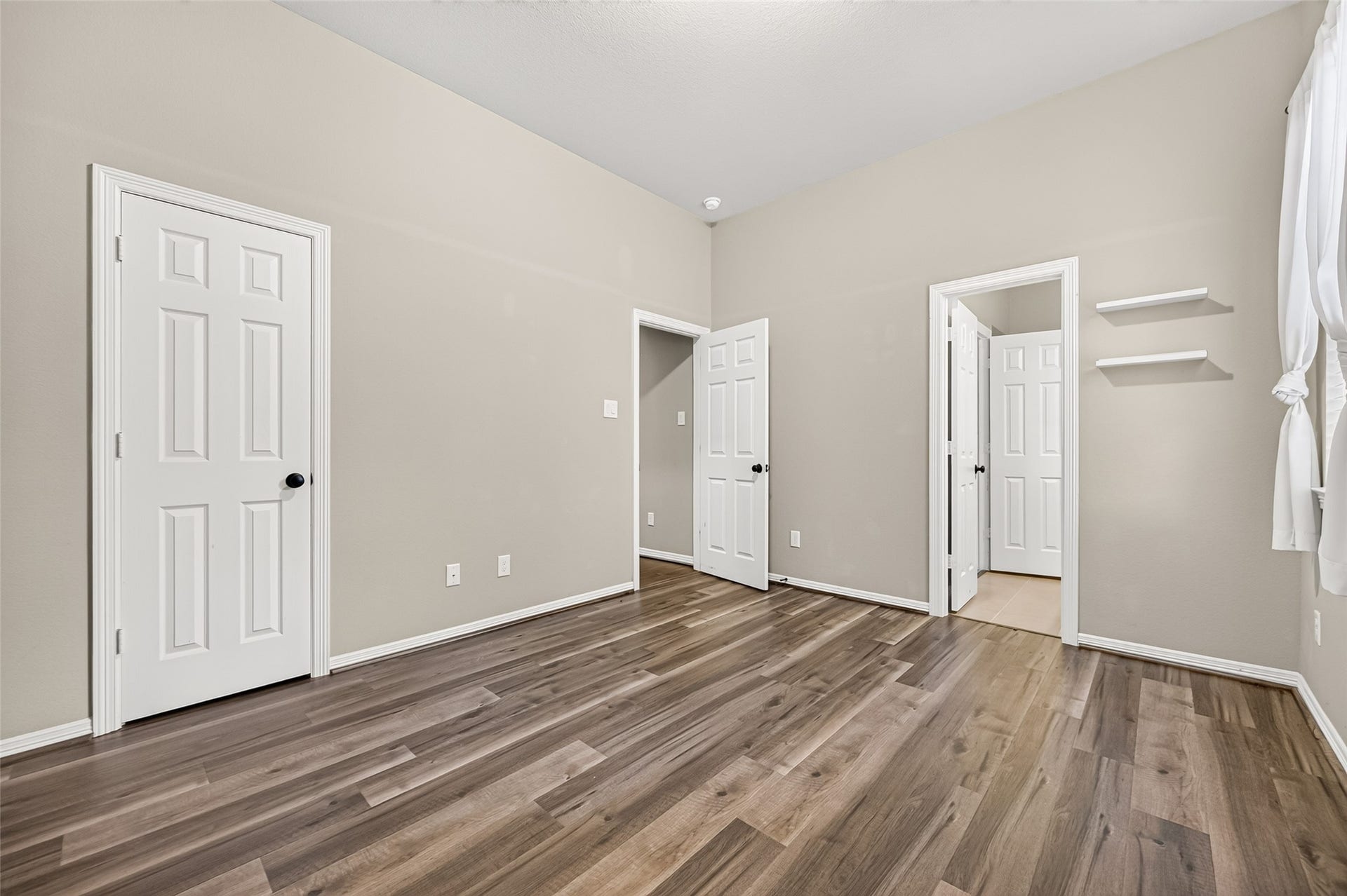 4314 Kent Ranch Court, Katy, TX 77494 Secondary bedroom with walk-in closet and hall access.