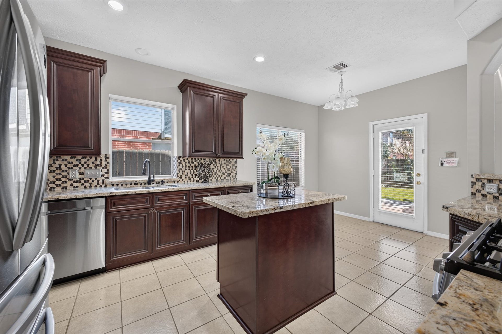 1011 Jasons Bend Drive, Sugar Land, TX 77479 Spacious Kitchen