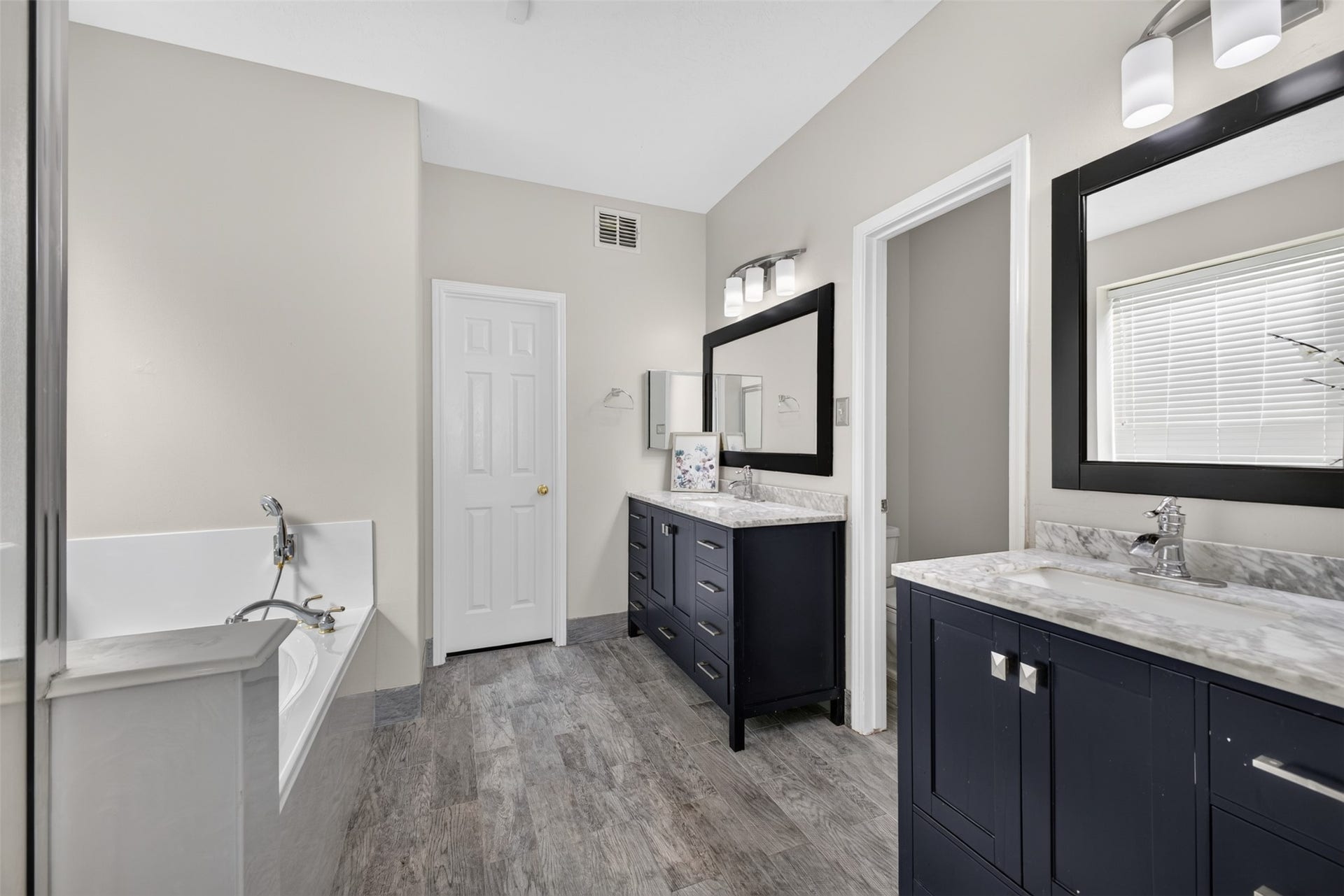 1011 Jasons Bend Drive, Sugar Land, TX 77479 Primary Bathroom