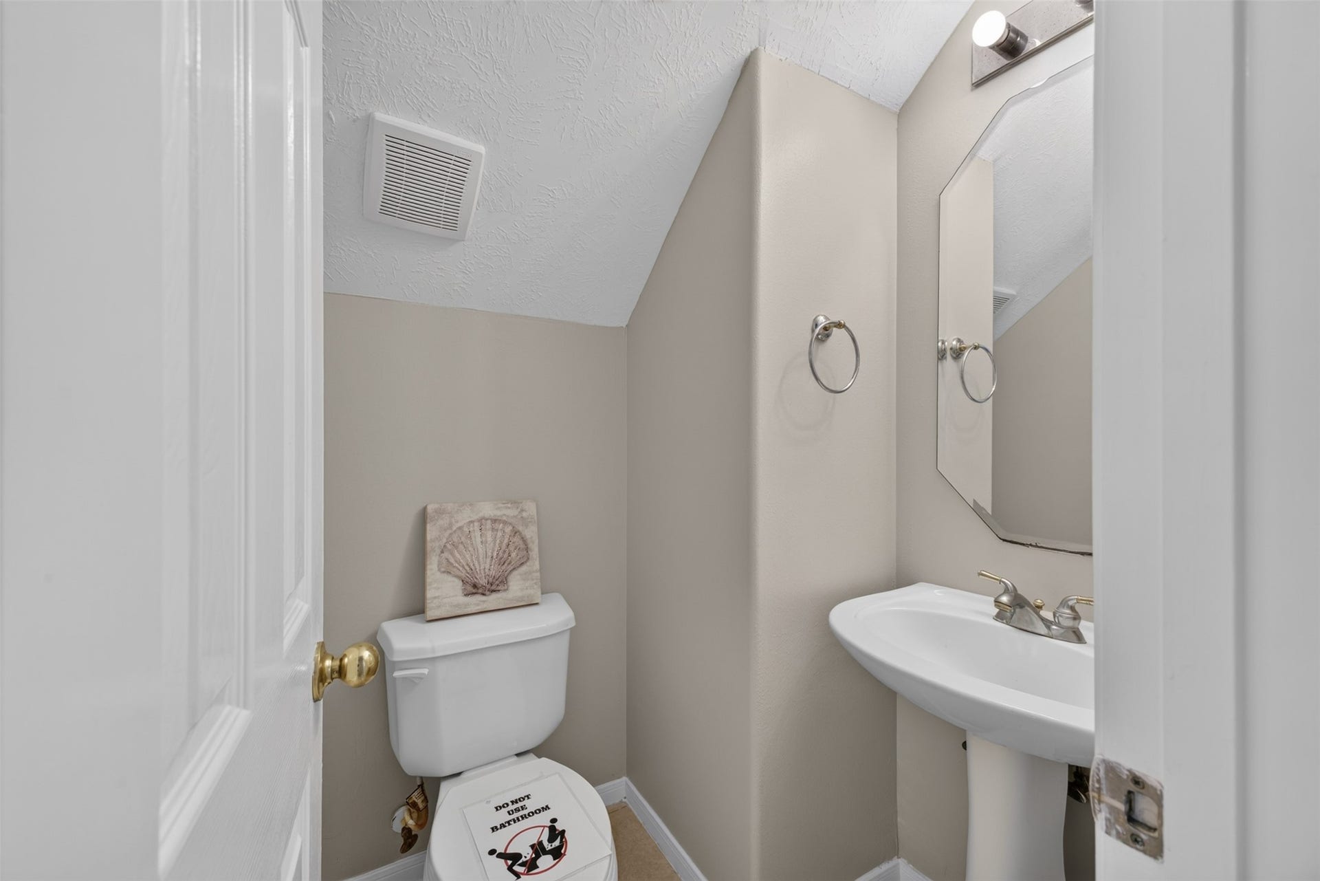 1011 Jasons Bend Drive, Sugar Land, TX 77479 Powder bath