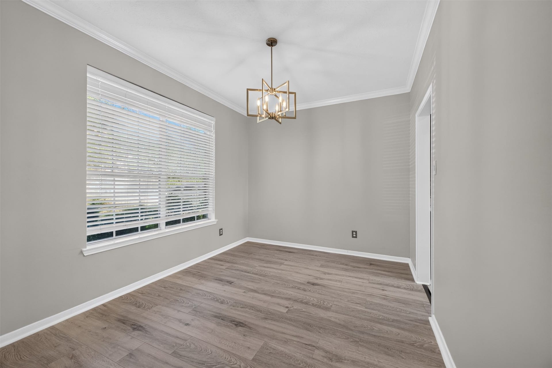 1011 Jasons Bend Drive, Sugar Land, TX 77479 Formal Dining with updated flooring and fixture