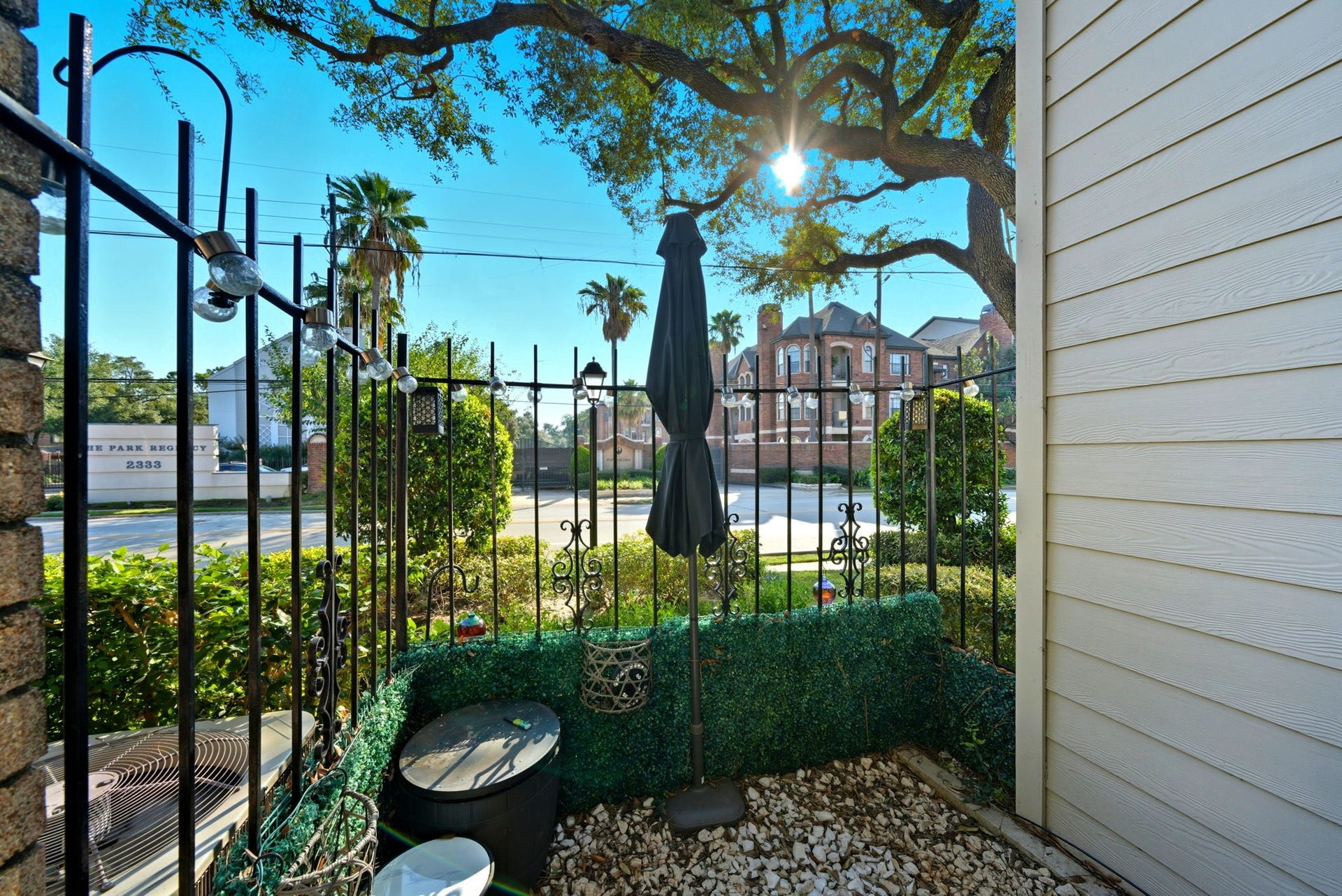 2220 Bering Drive, #34, Houston, TX 77057 PRIVATE GATED PATIO AREA