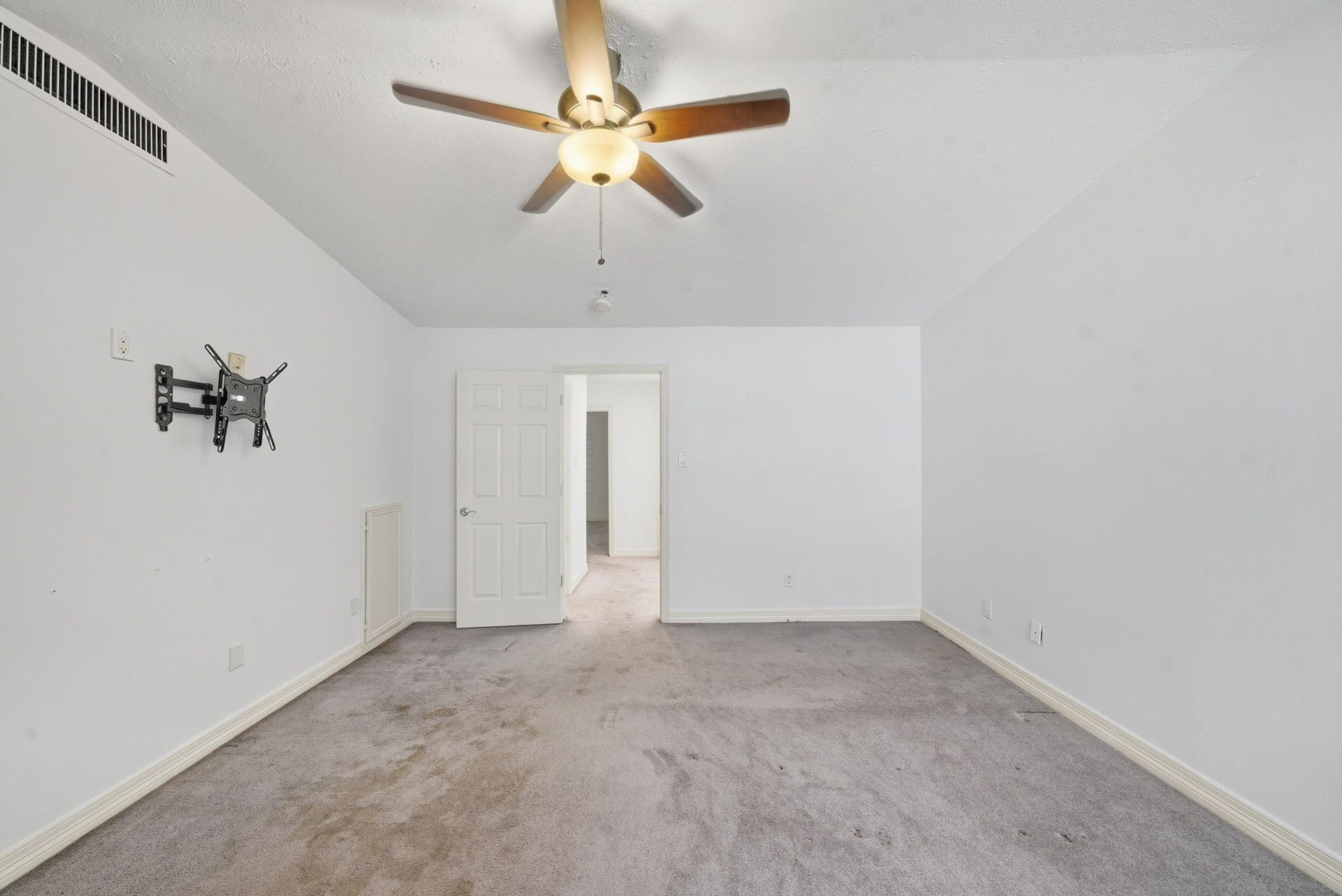 2220 Bering Drive, #34, Houston, TX 77057 PRIMARY BEDROOM