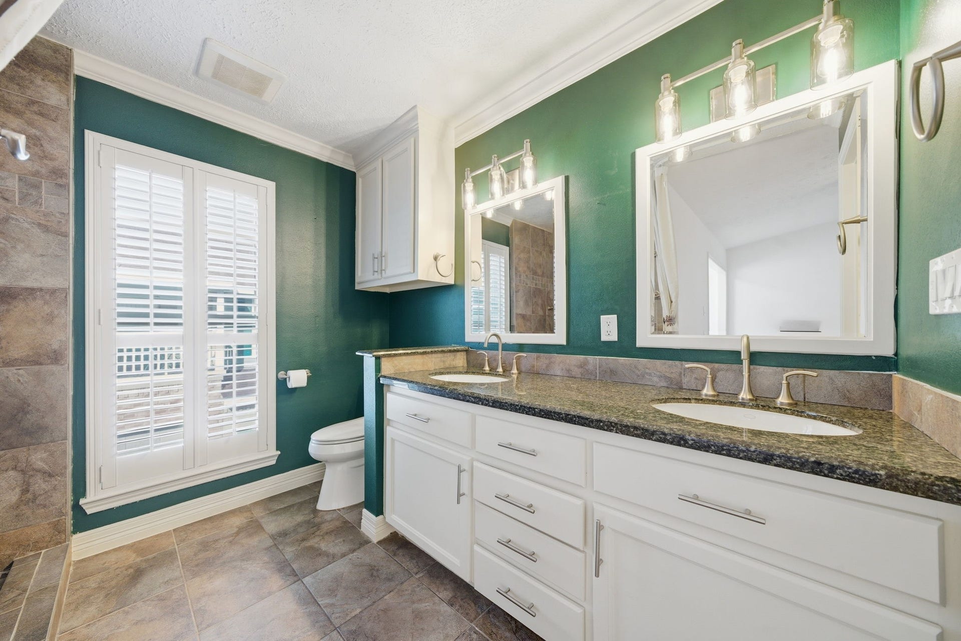 2220 Bering Drive, #34, Houston, TX 77057 PRIMARY BATH