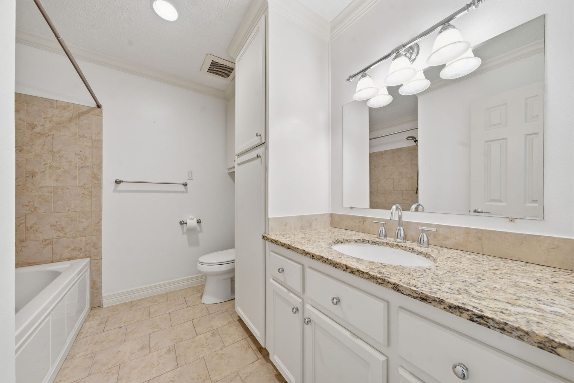 2220 Bering Drive, #34, Houston, TX 77057 SECONDARY BATHROOM