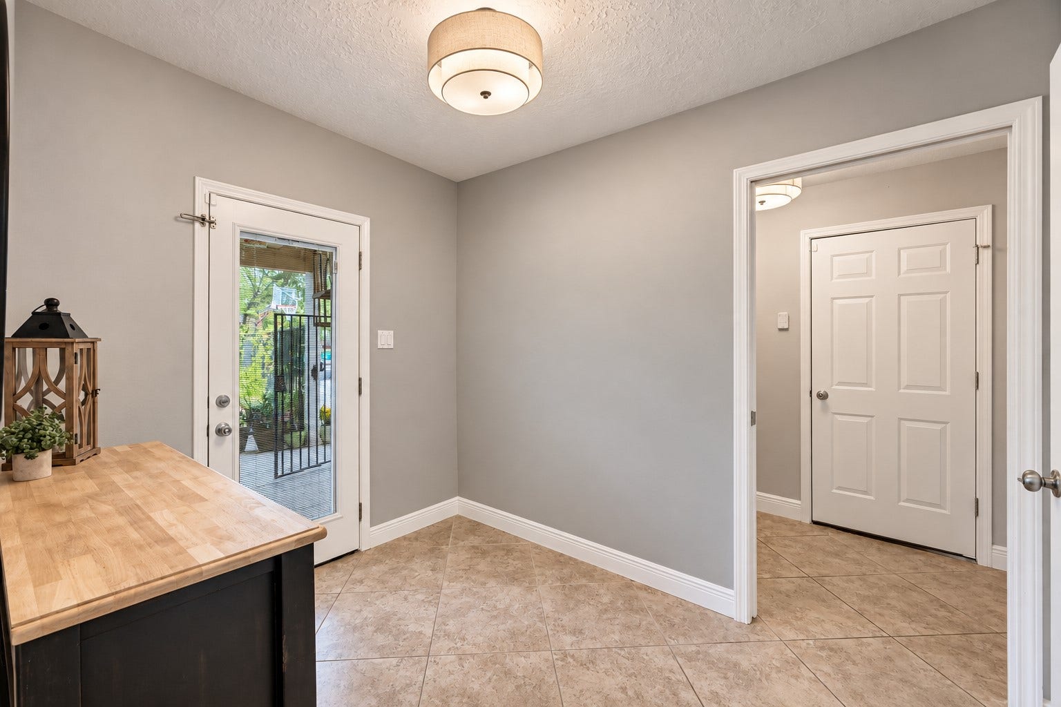 2713 N Logrun Circle, Spring, TX 77380 The homes everyday entrance welcomes you into a spacious Mudrooma practical drop zone for bags, shoes & everyday essentials. Just beyond, the Laundry Room provides convenient access to the garage, while the Kitchen & main living areas are only steps away.