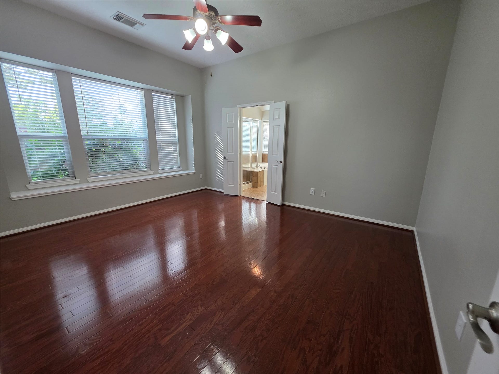 5221 Cottonwood Creek Lane, League City, TX 77573 Primary bedroom.