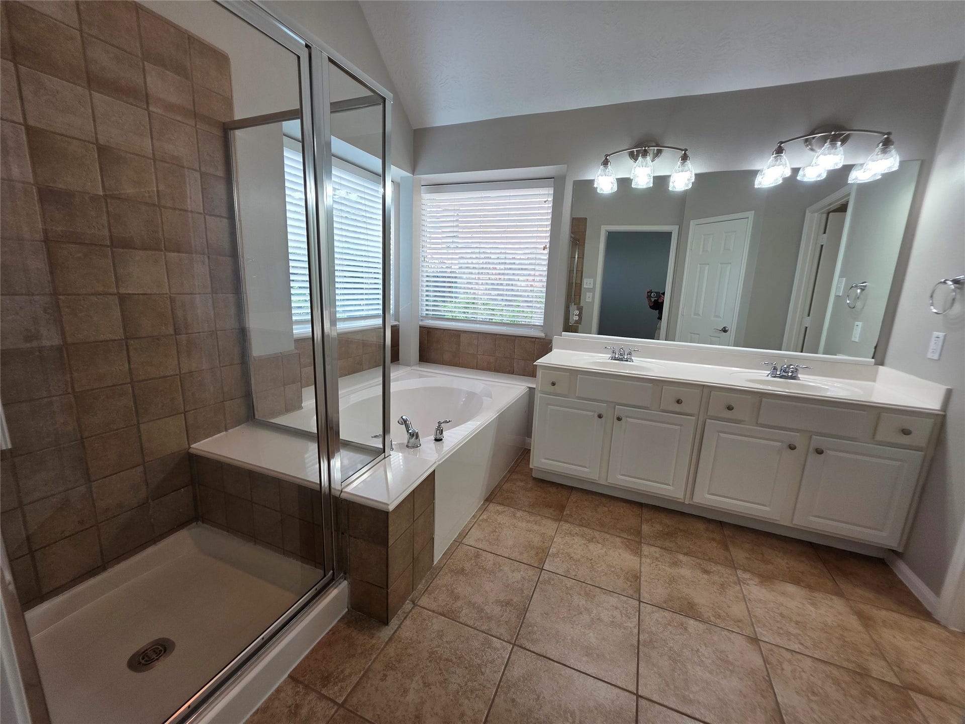 5221 Cottonwood Creek Lane, League City, TX 77573 Primary bathroom.