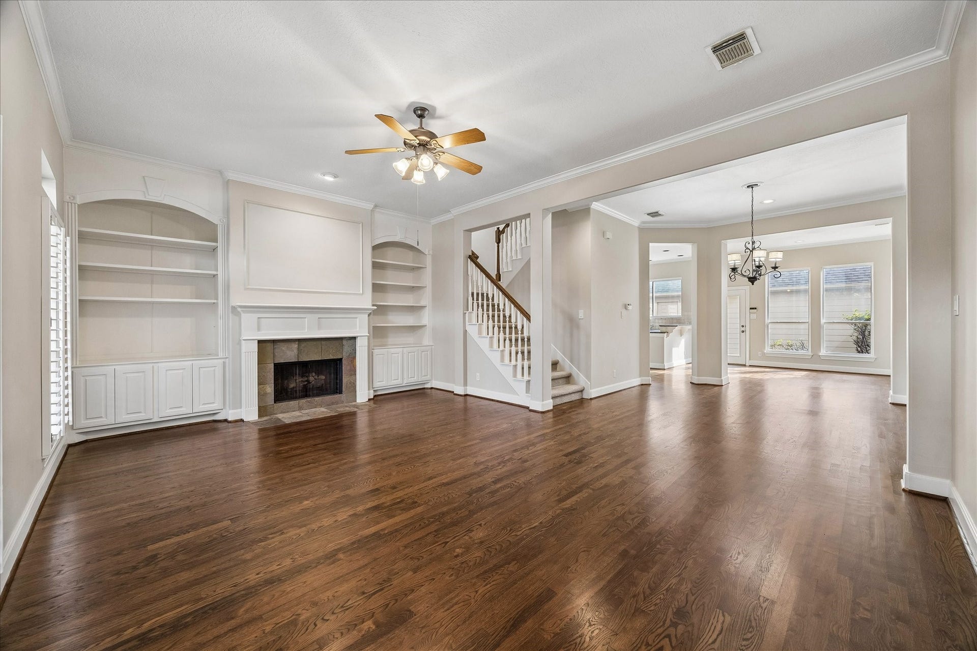418 S Park Grove, Houston, TX 77007 Rich hardwood floors, crown molding, and built in cabinetry