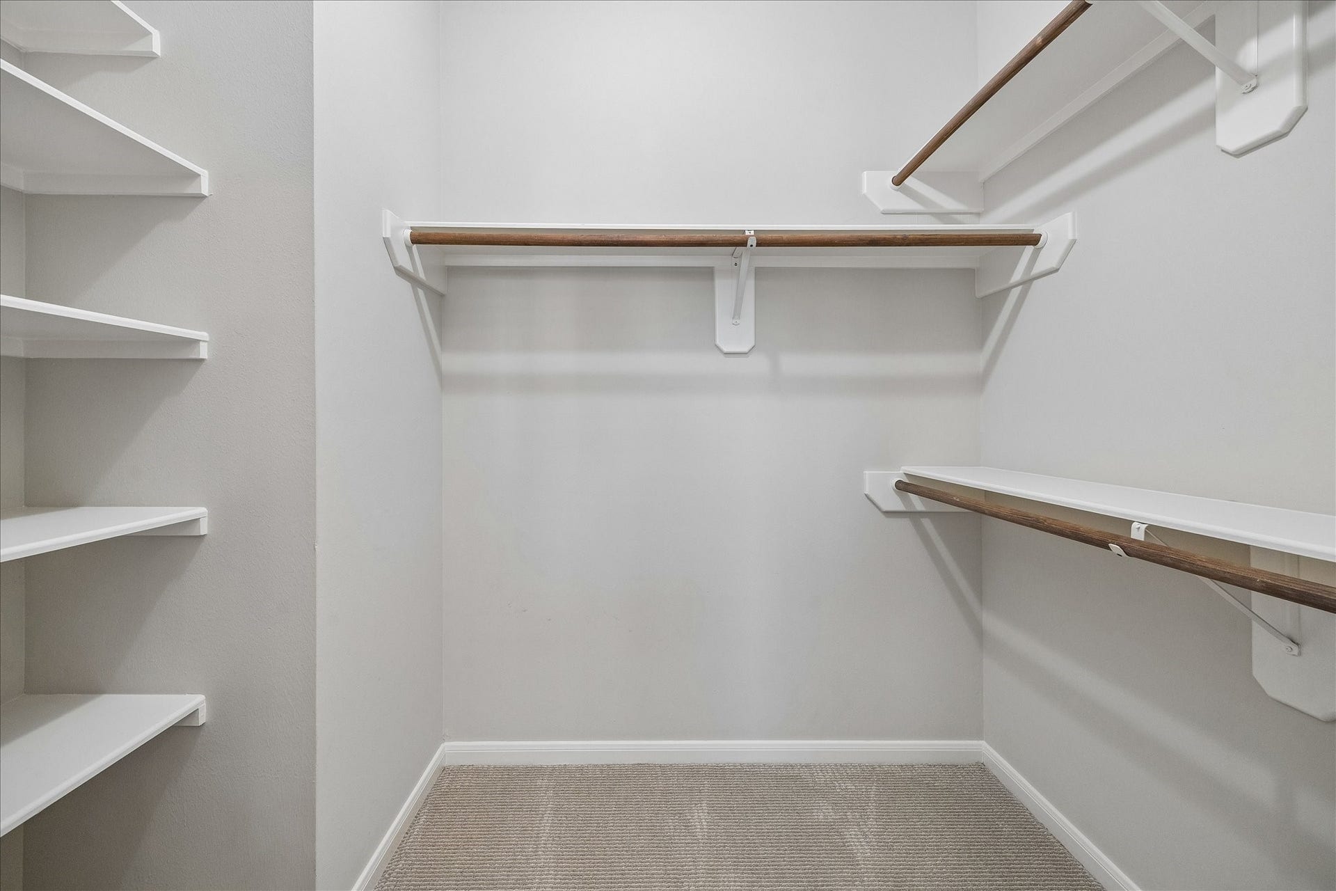418 S Park Grove, Houston, TX 77007 Spacious walk in closet