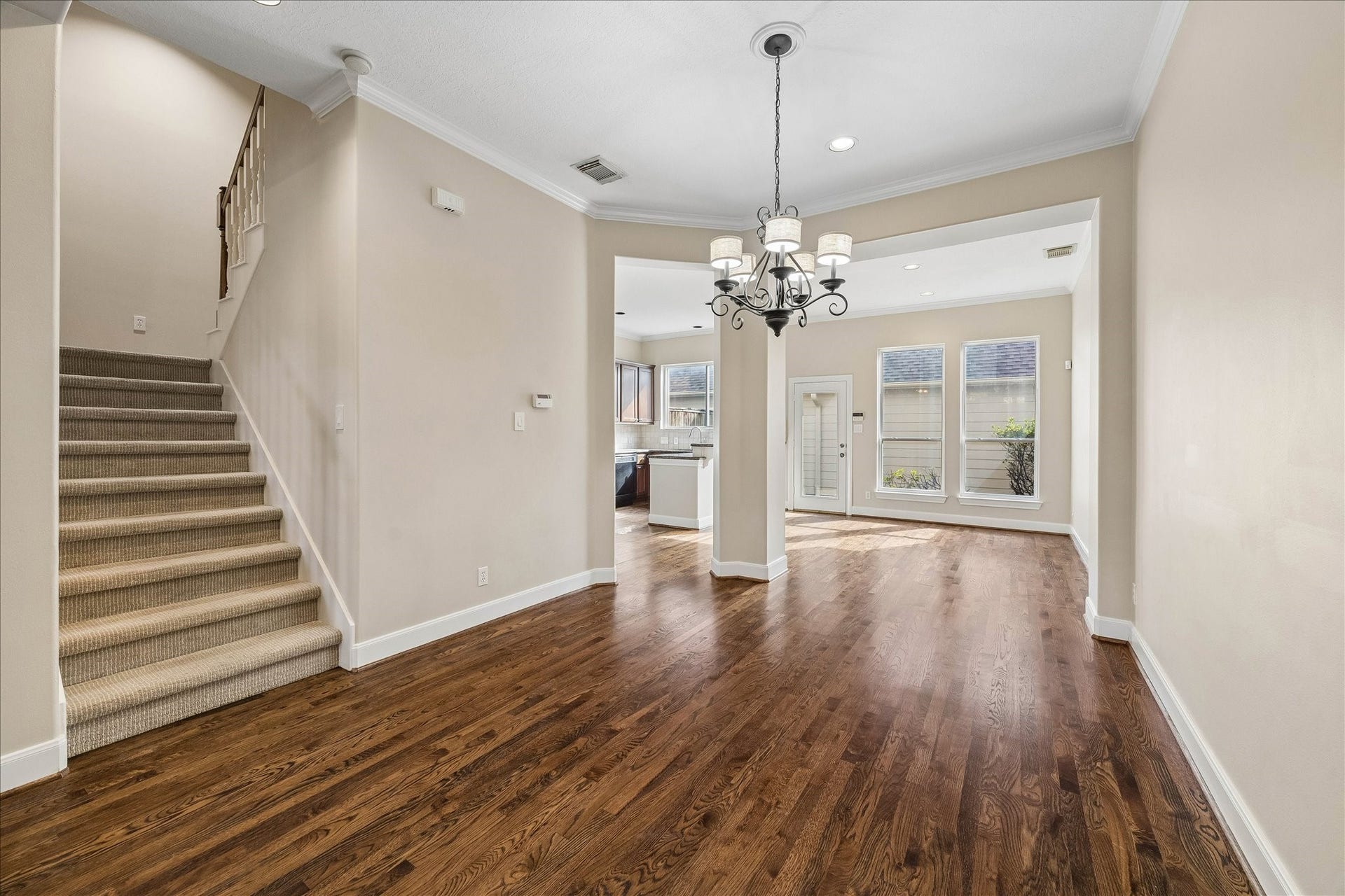 418 S Park Grove, Houston, TX 77007 Formal dining room opens to the breakfast nook and kitchen