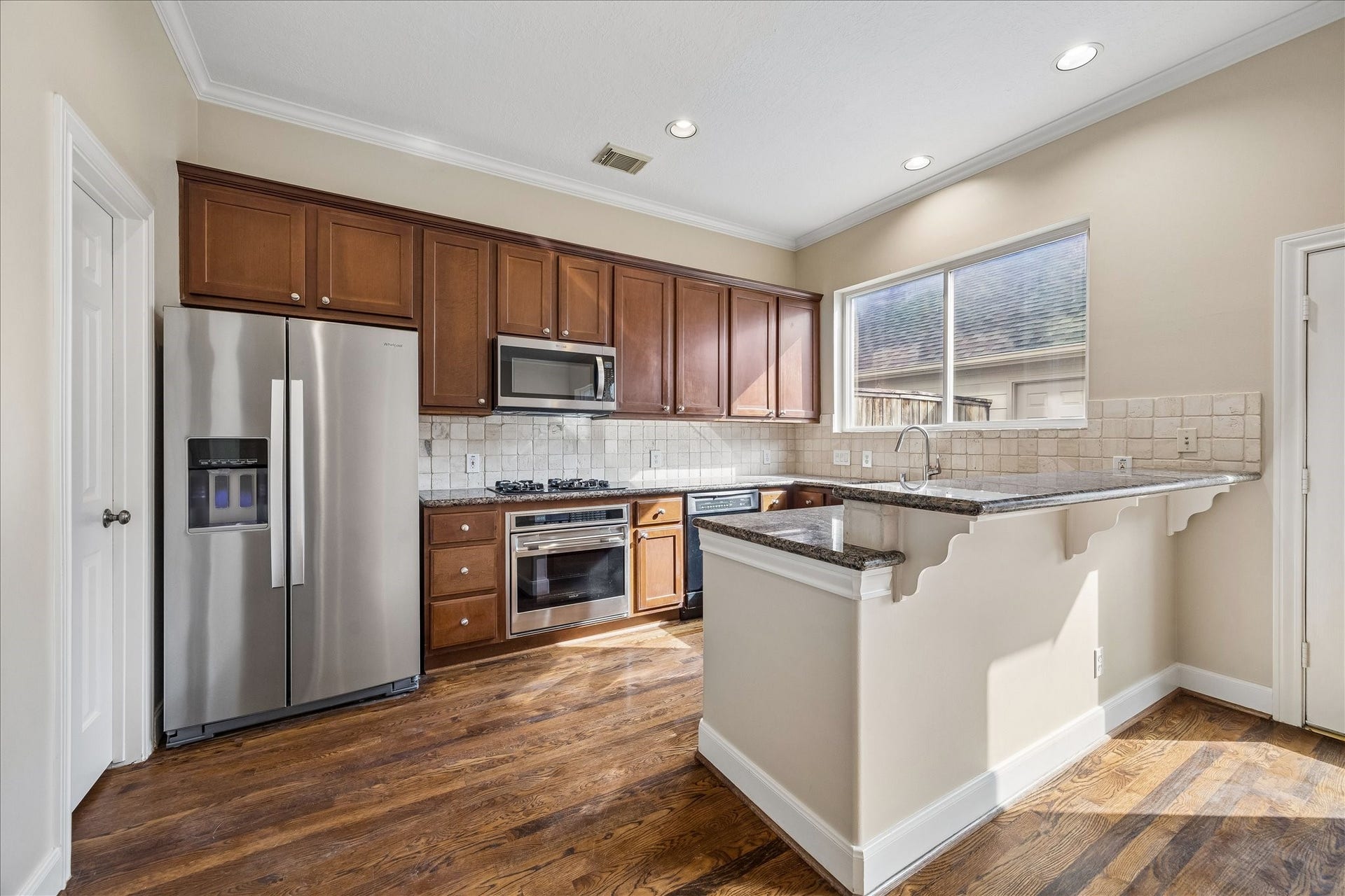 418 S Park Grove, Houston, TX 77007 Great natural light, gas cook top, and stainless steel appliances