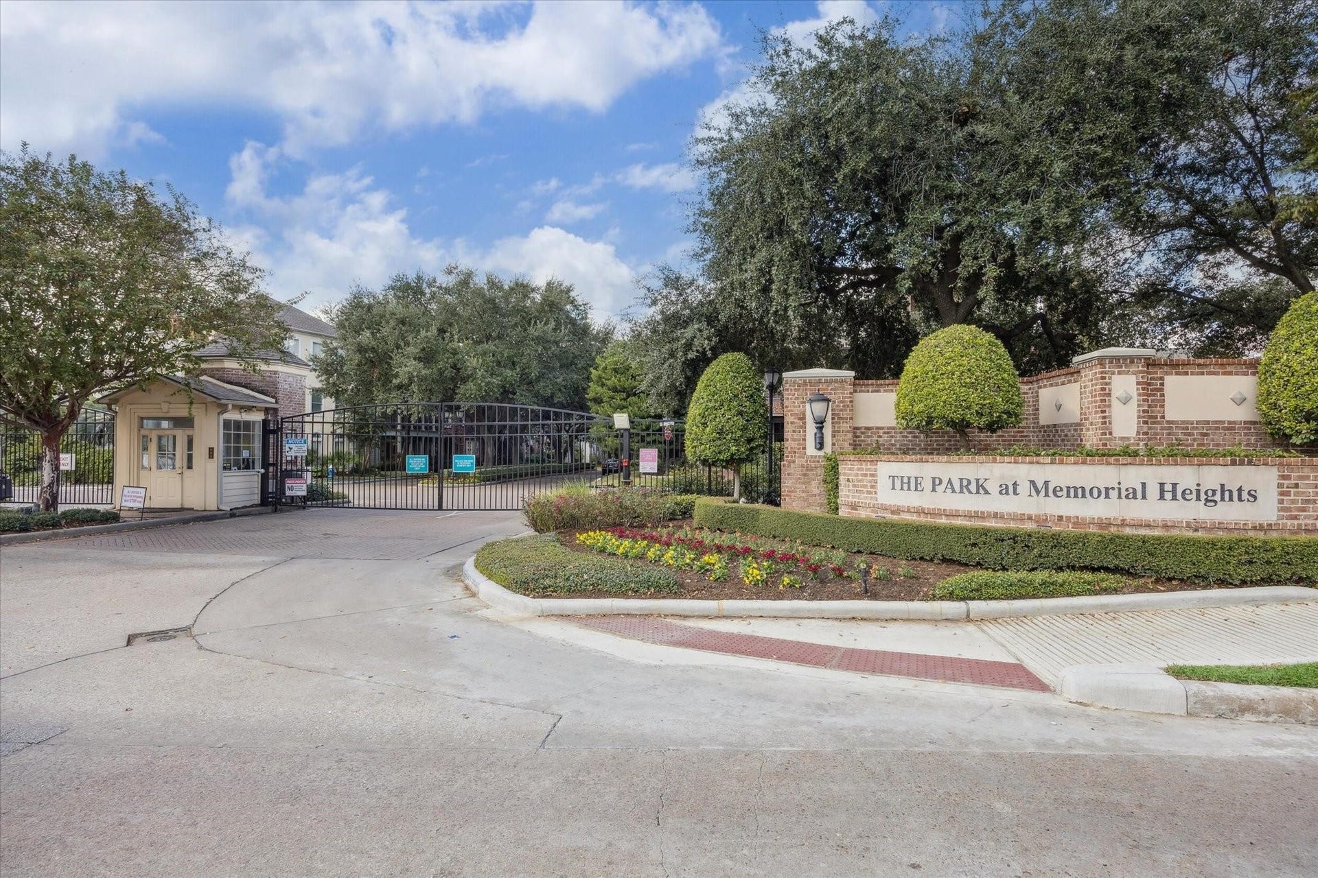 418 S Park Grove, Houston, TX 77007 Gated entrance with a 24 hour guard