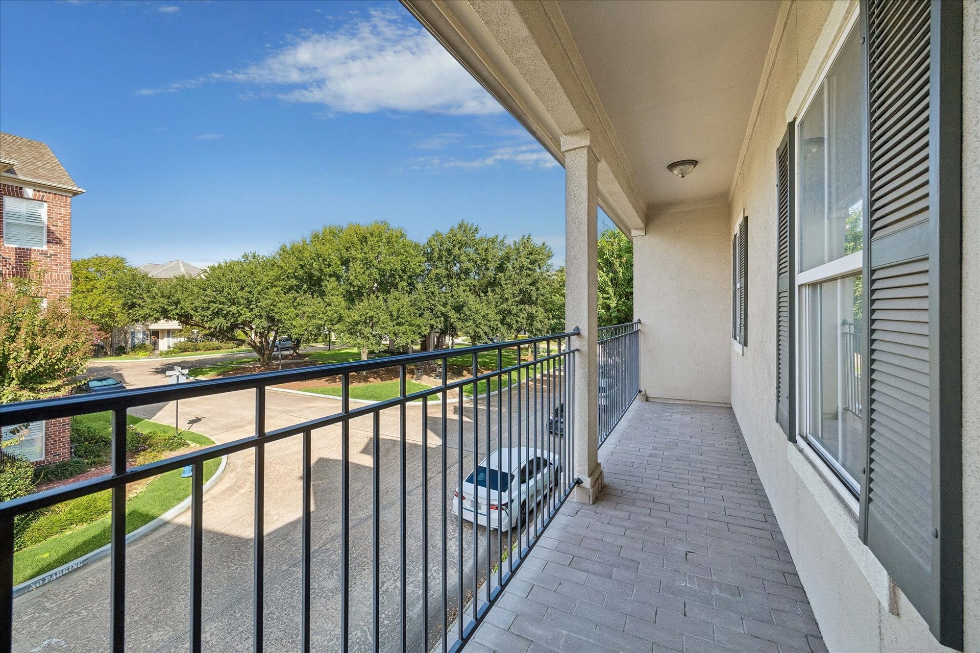 418 S Park Grove, Houston, TX 77007 Secondary bedroom has a balcony