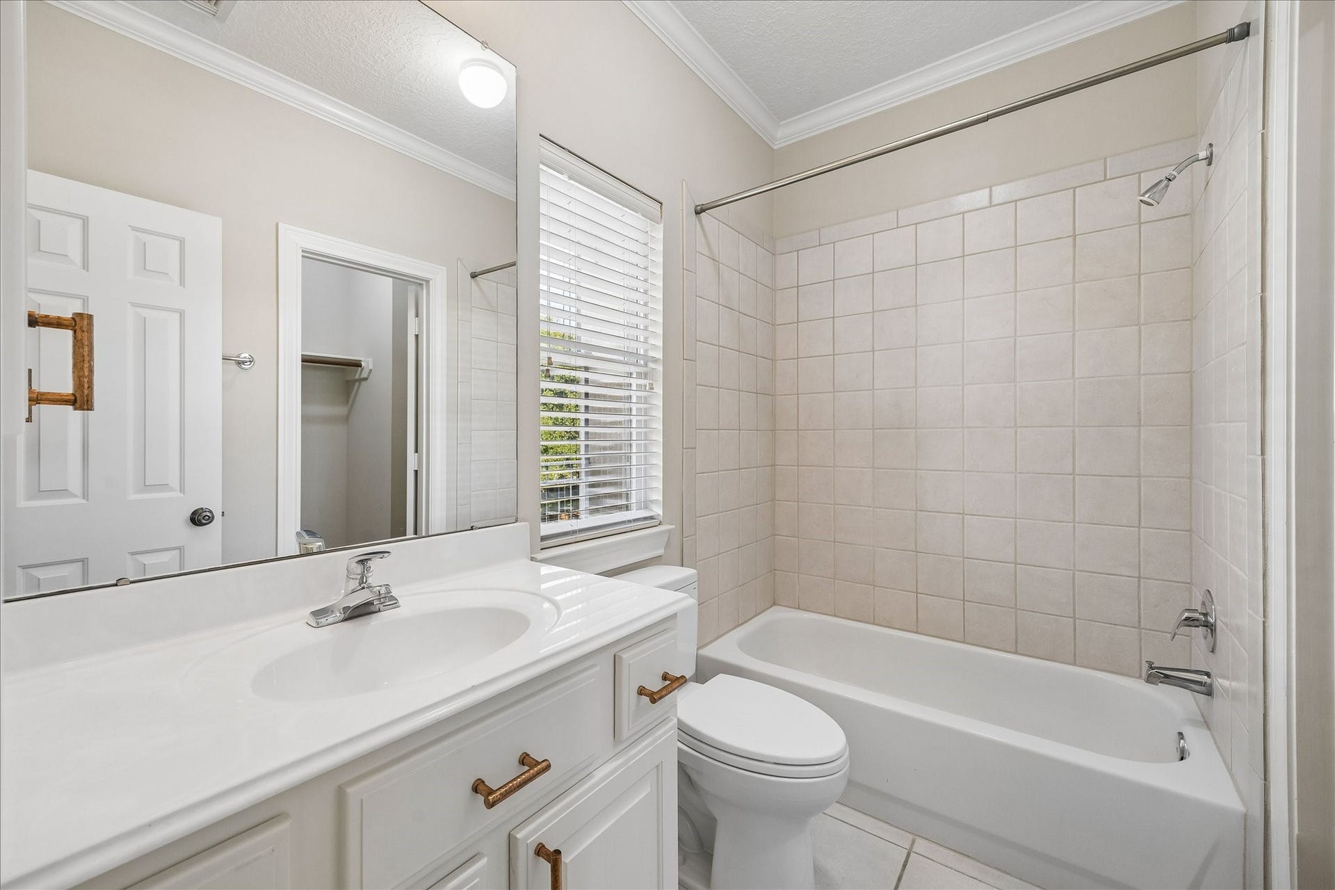 418 S Park Grove, Houston, TX 77007 Secondary Bathroom