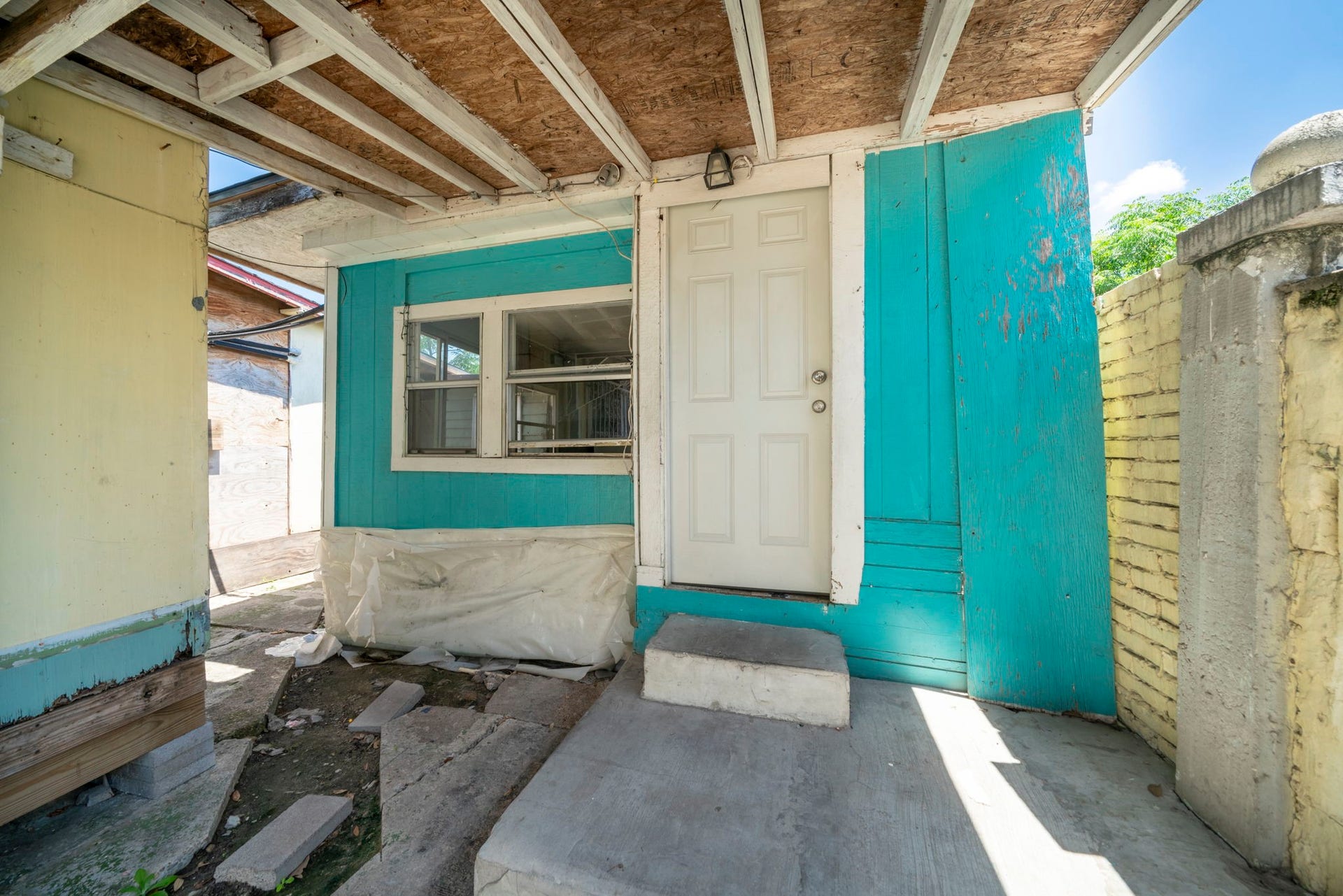 Rear cottage with its own separate entry.