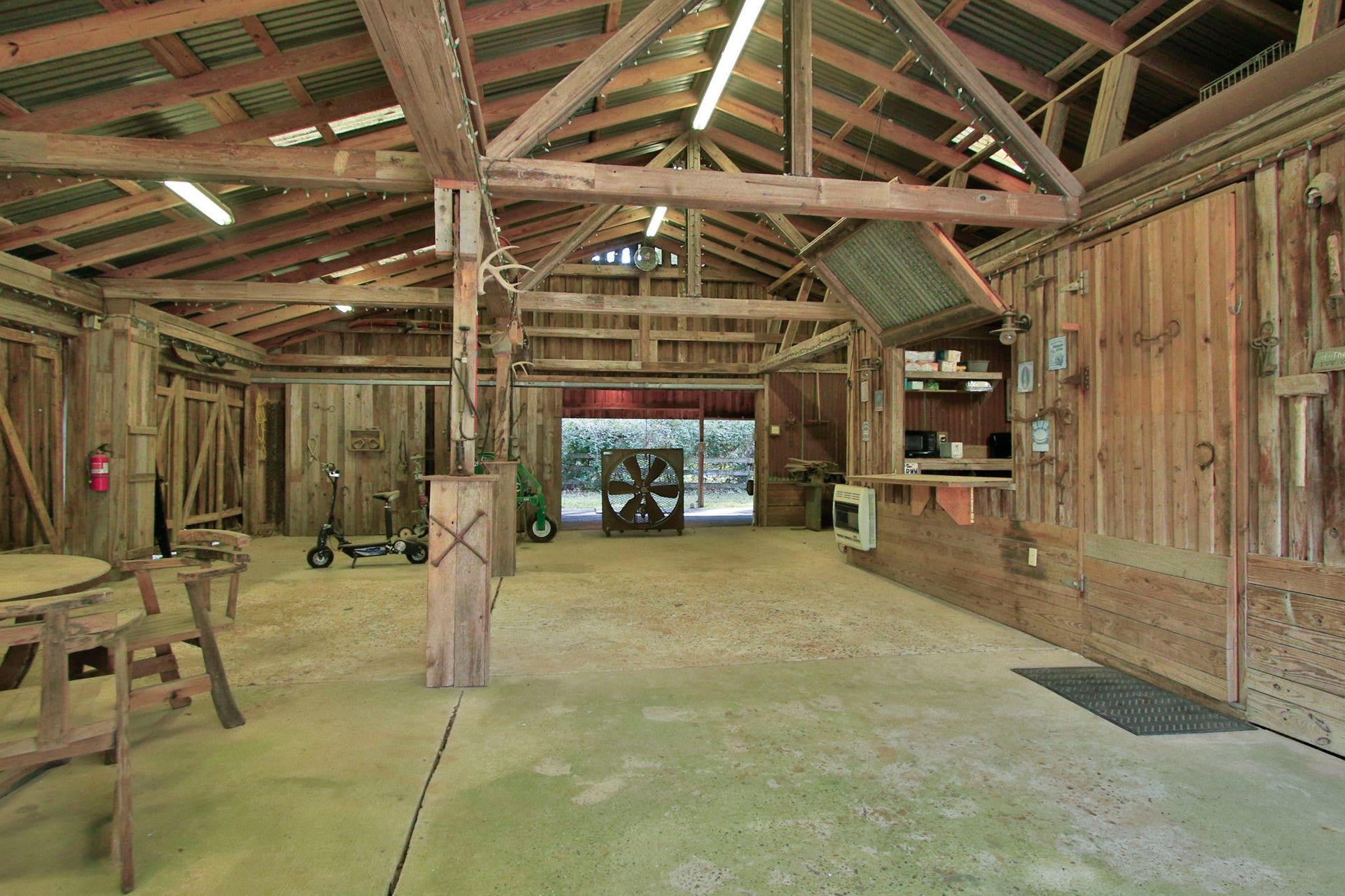 23107 Kobs Road, Tomball, TX 77377 The secondary barn is also perfect for your gatherings and is complete with a small kitchen, serving bar and plenty of space for your tables!