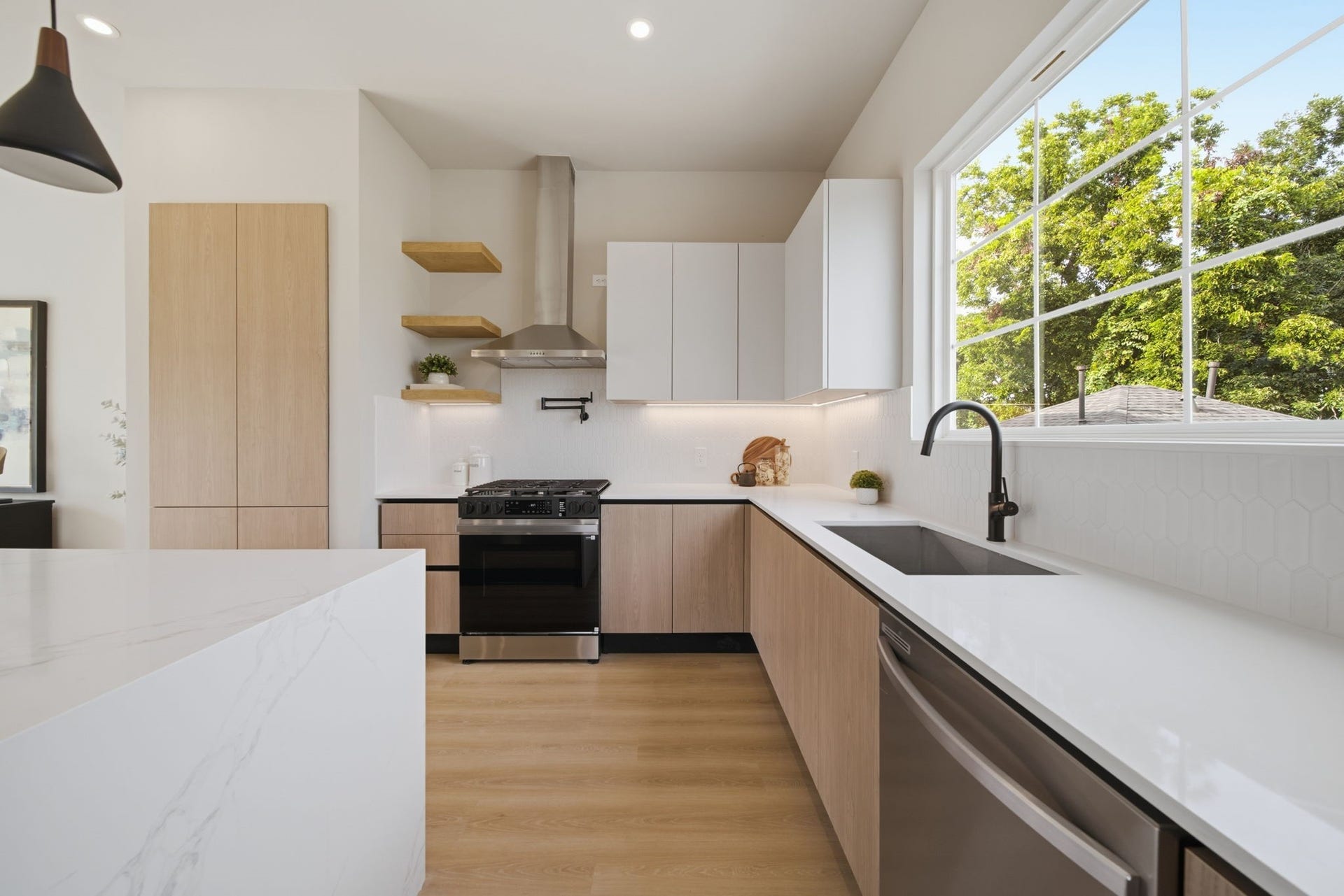 Kitchen equipped with luxury finishes and fixtures.