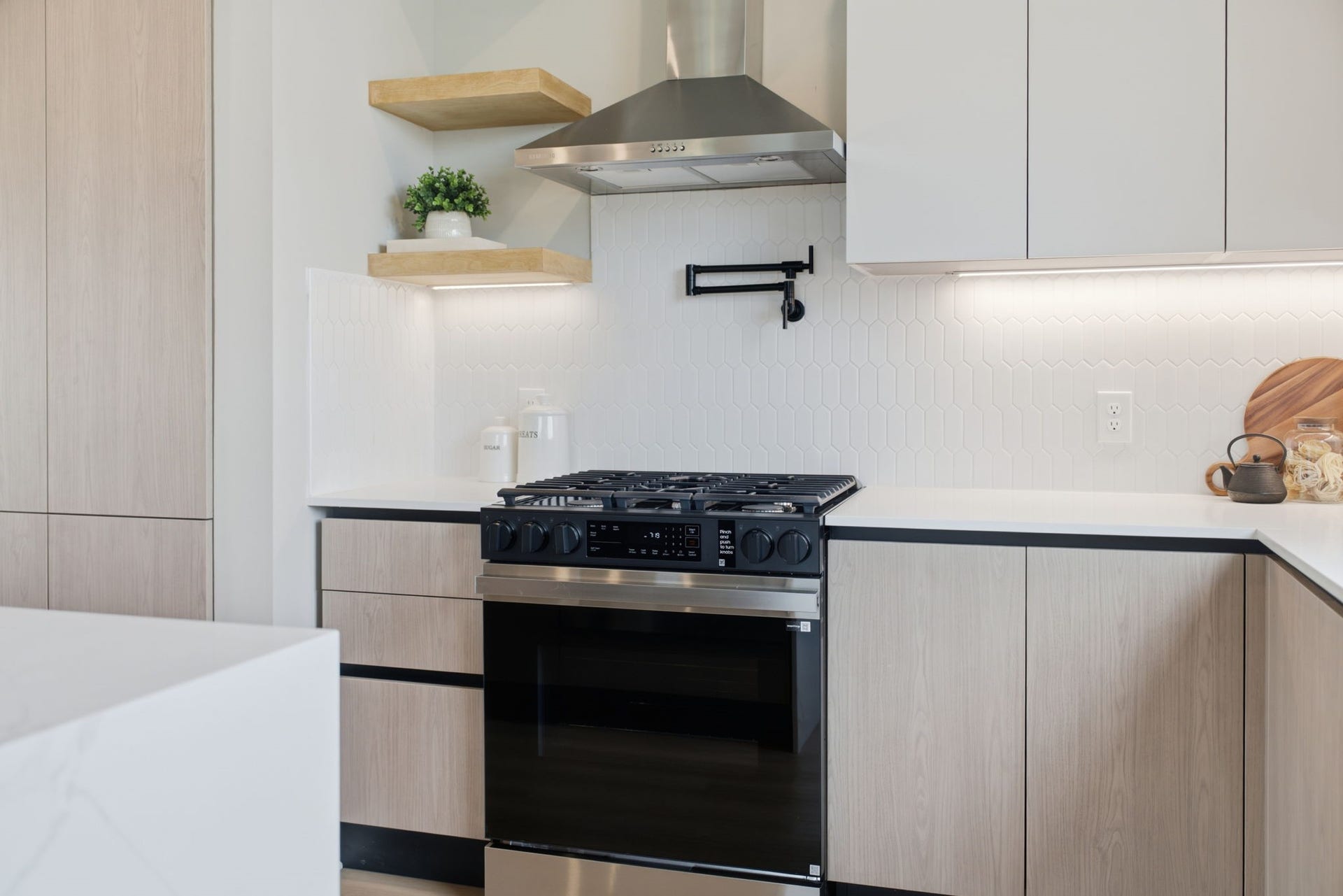 Soft closing drawers & cabinets, under-cabinet lighting, and lots of counter space