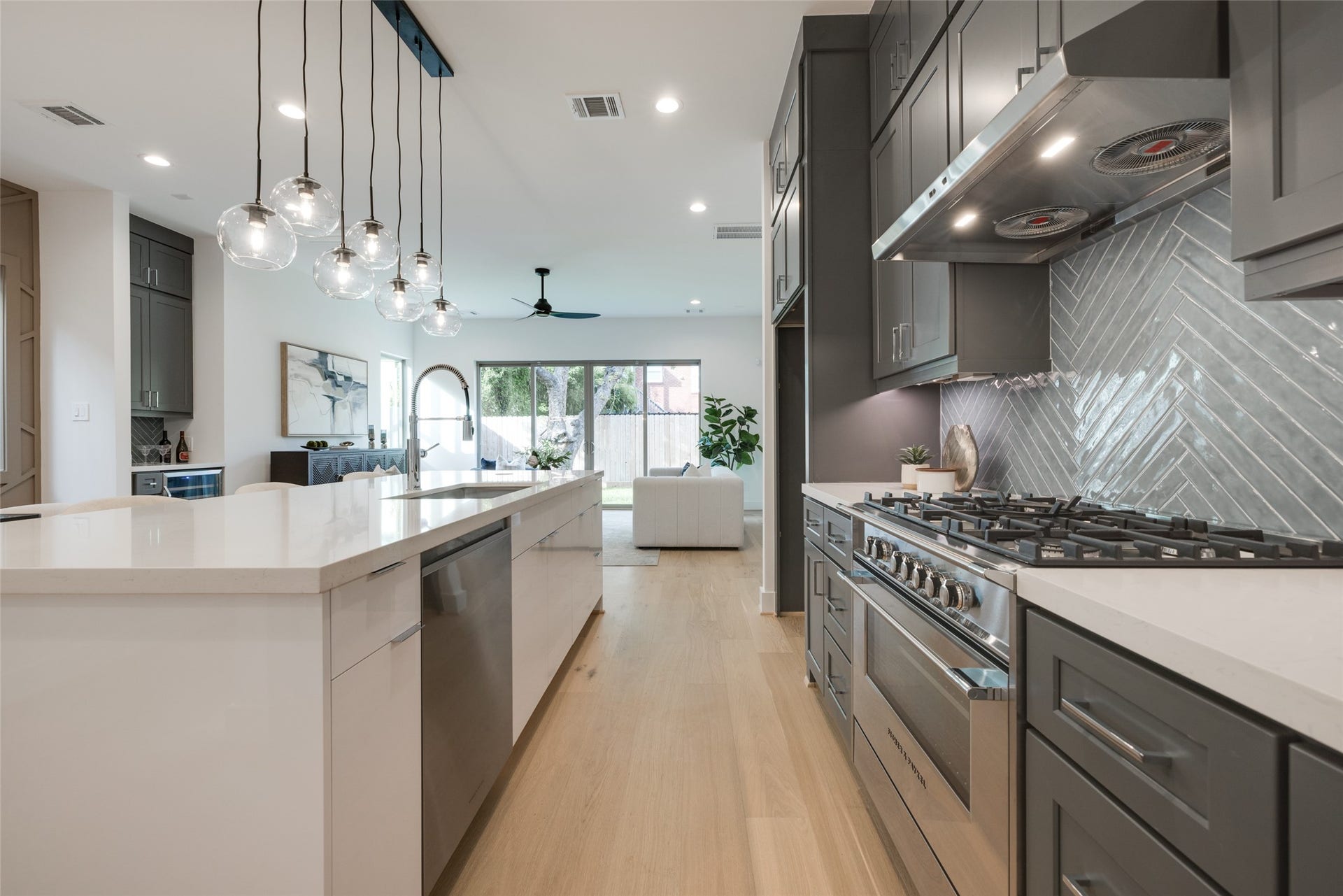 1636 CASTLE Court, Houston, TX 77006