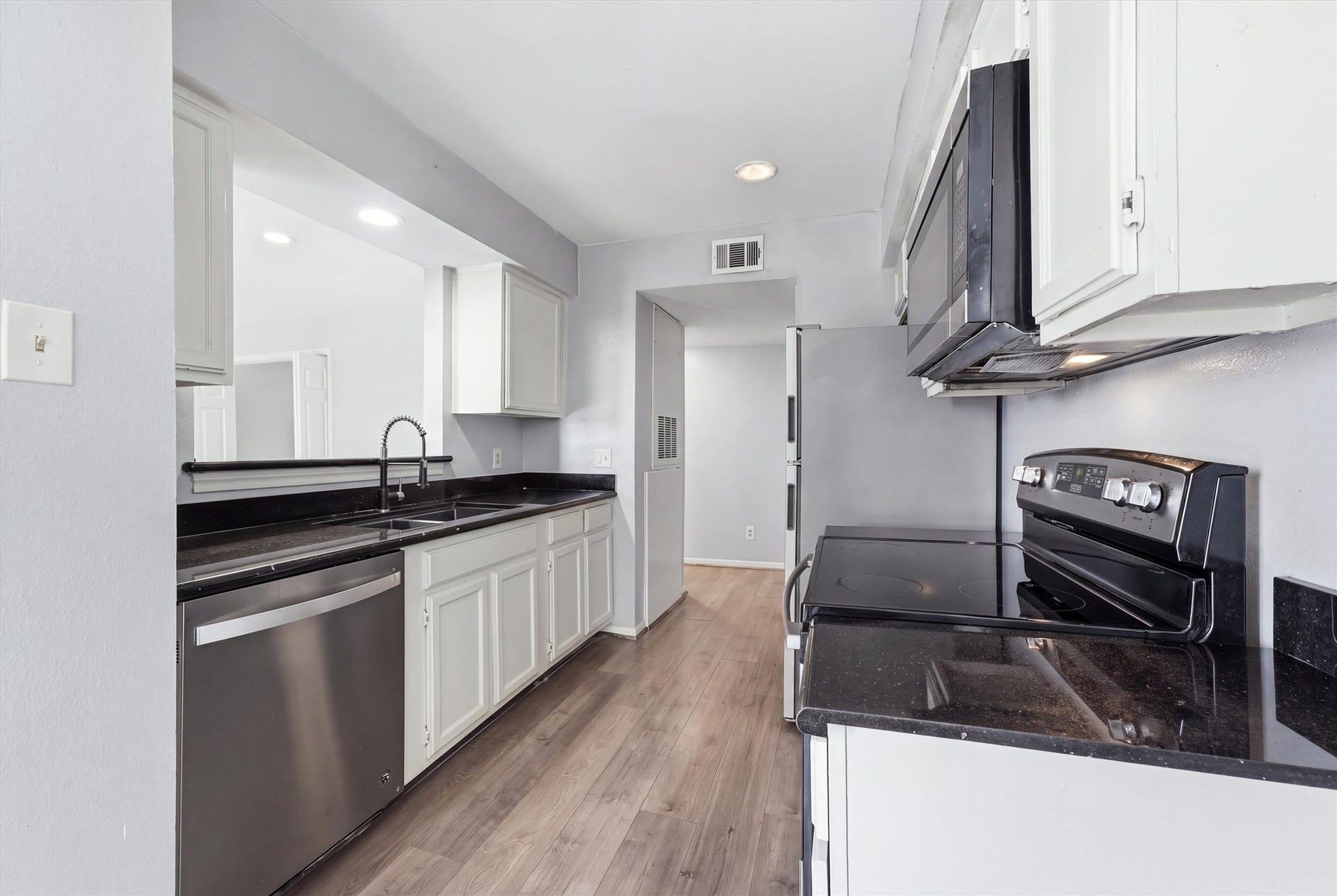 14600 Fonmeadow Drive, #1505, Houston, TX 77035 Kitchen