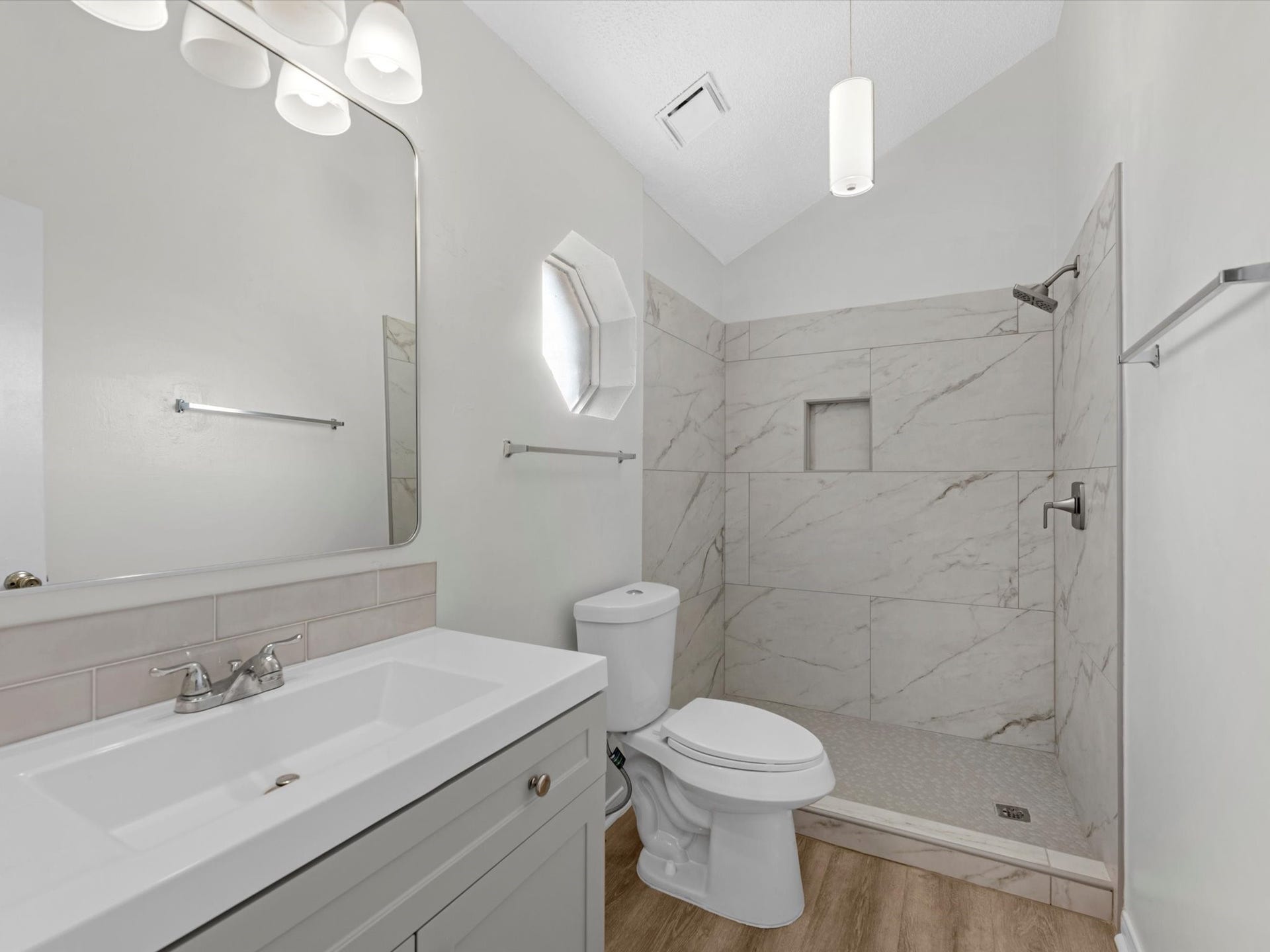 6338 Southwood Court N, Houston, TX 77035 Bathroom