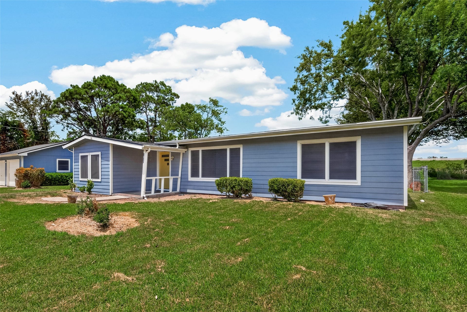 2422 Florence Street, La Marque, TX 77568 2422 Florence Street, La Marque, TX 77568