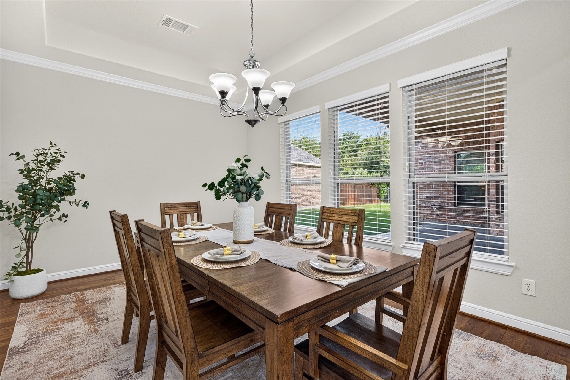 5811 Caper Shores Lane, Sugar Land, TX 77479 Large windows bring in natural light, creating a bright and comfortable atmosphere for dining and entertaining.