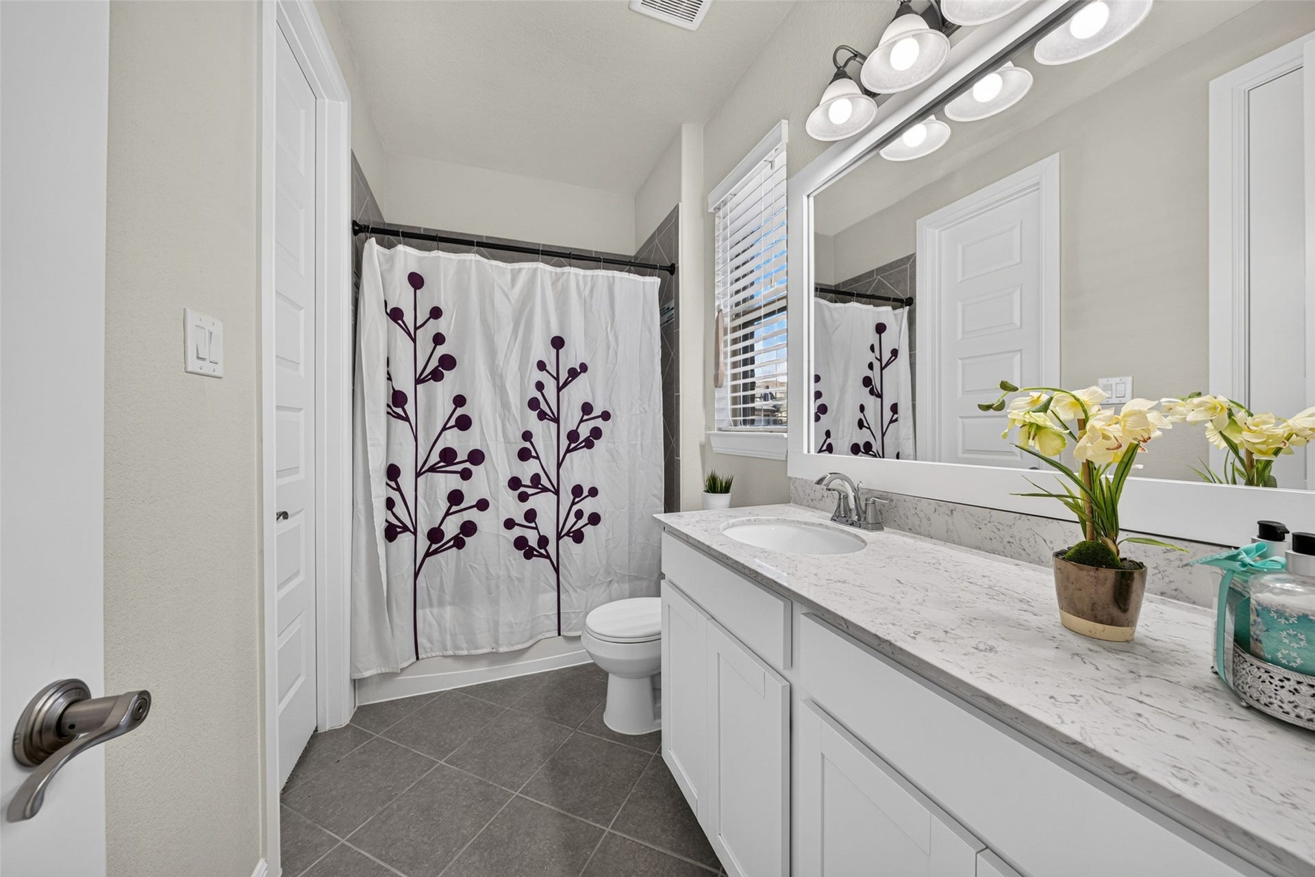 5811 Caper Shores Lane, Sugar Land, TX 77479 Convenient Jack-and-Jill bathroom equipped with a double vanity and generous counter space