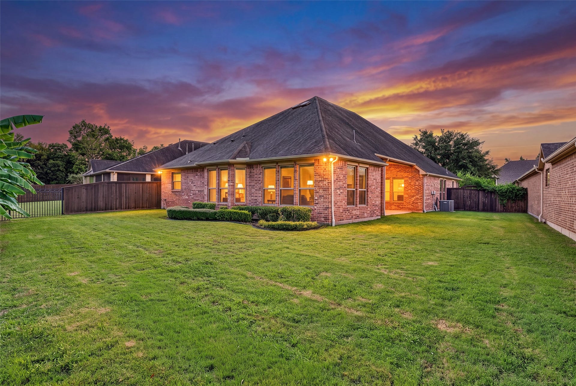 5811 Caper Shores Lane, Sugar Land, TX 77479 Expansive green backyard offering plenty of room for pets, play, or future outdoor projects.