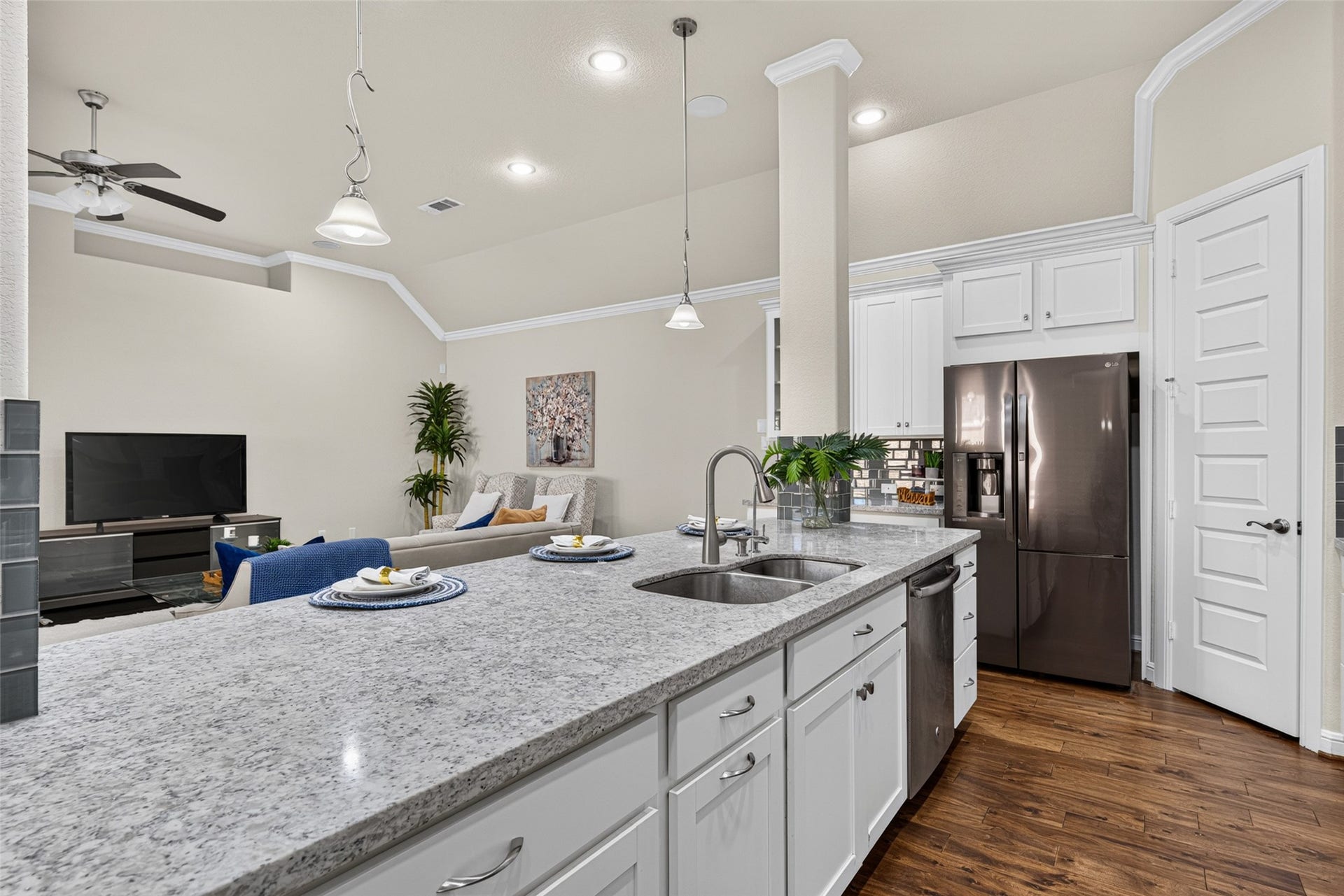 5811 Caper Shores Lane, Sugar Land, TX 77479 The open design keeps the kitchen connected to the main living spaces, making it perfect for cooking and entertaining.