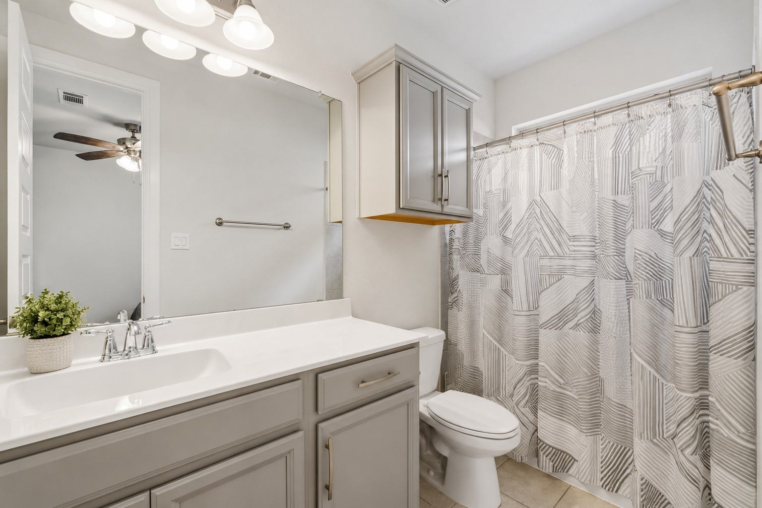 4410 Astalot Court, Missouri City, TX 77459 Ensuite bathroom for the 1st floor guest suite