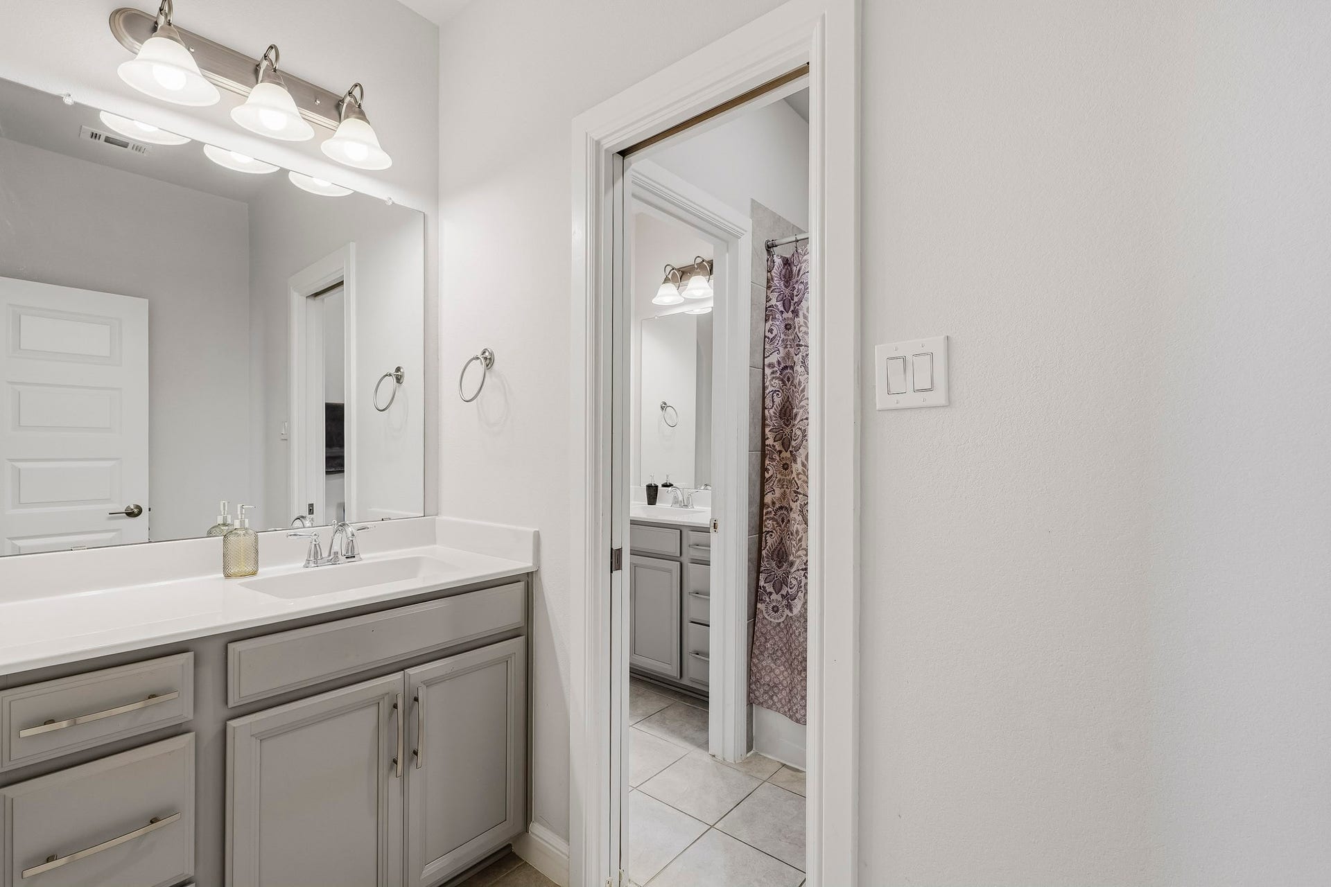 4410 Astalot Court, Missouri City, TX 77459 Jack & Jill bathroom