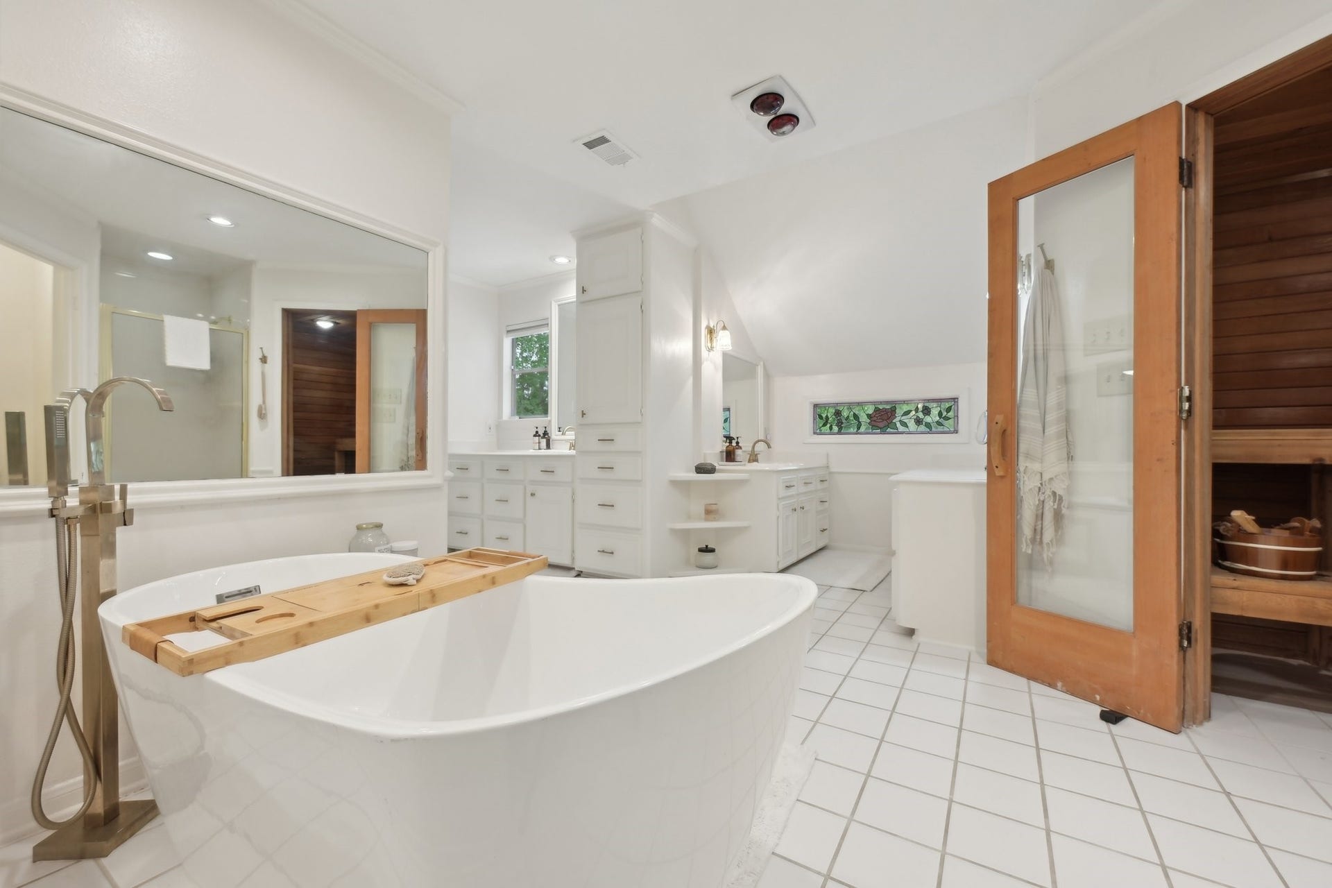 20423 Woodsong Court, Humble, TX 77346 Spa-Inspired Primary Bath