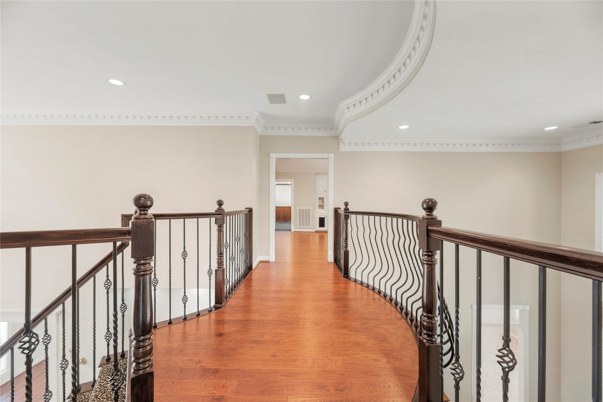 13915 Springmint Drive, Cypress, TX 77429 Exquisite crown molding with intricate dentil detailing.