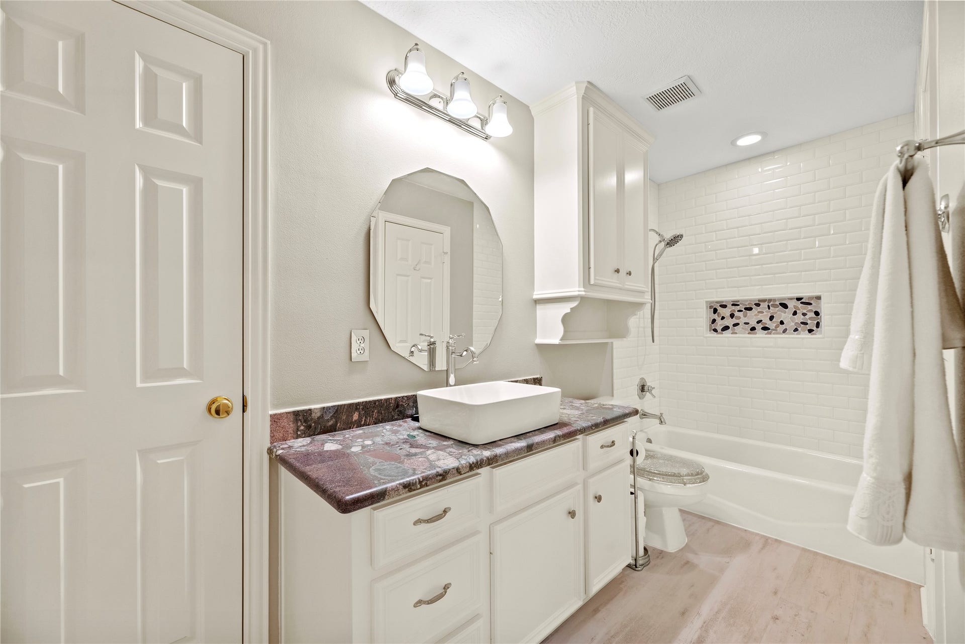 13915 Springmint Drive, Cypress, TX 77429 En-suite upstairs bathroom with a tub/shower combination.
