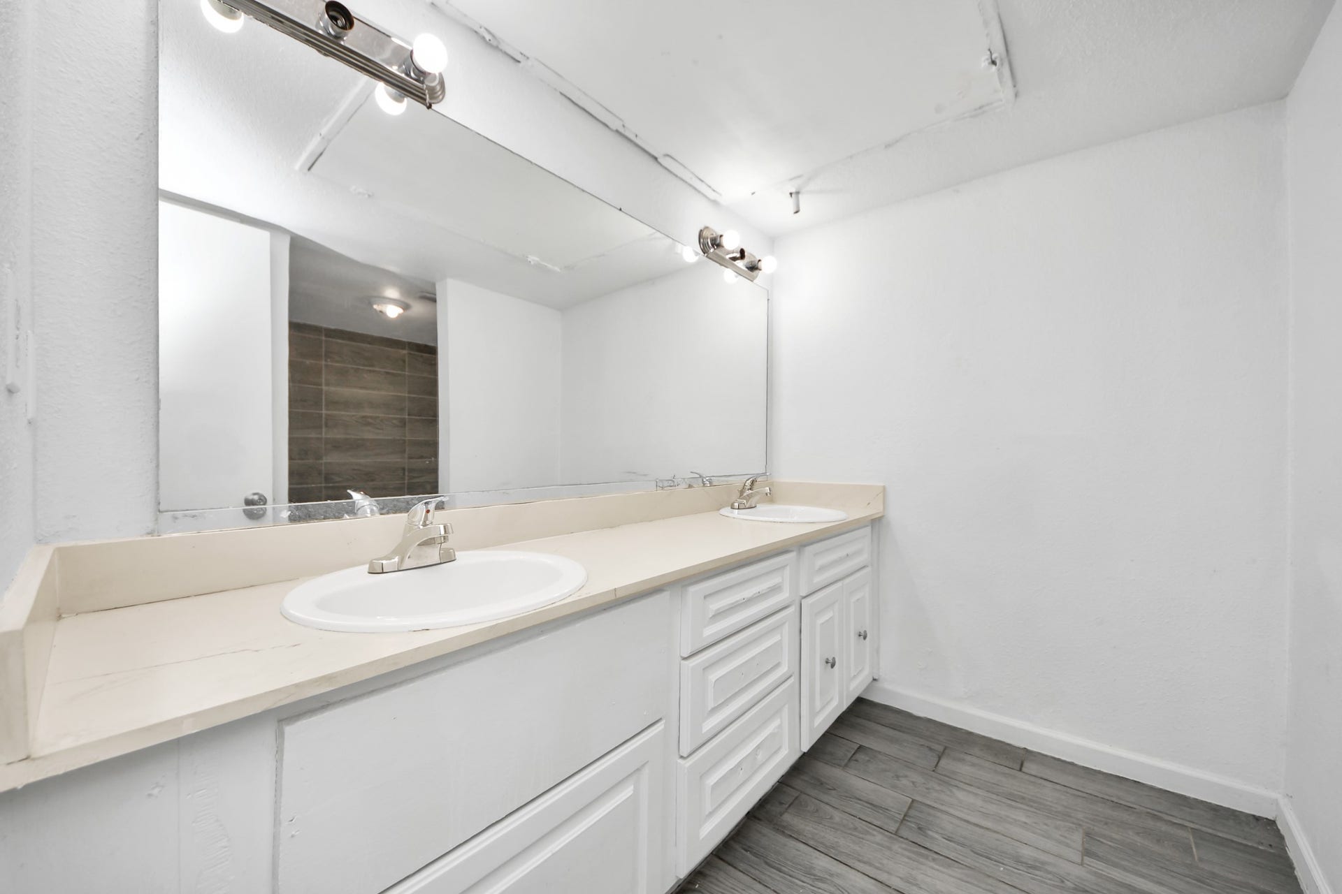 6200 W Tidwell Road, #703, Houston, TX 77092 Second full bathroom