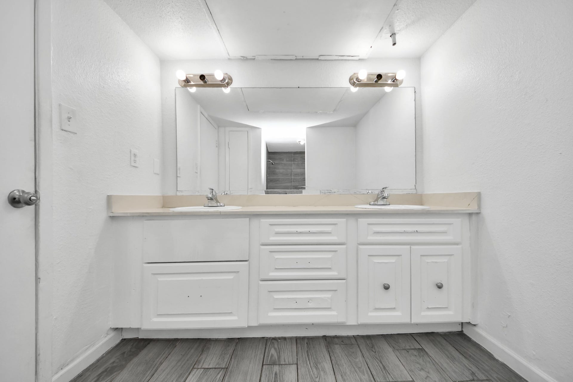 6200 W Tidwell Road, #703, Houston, TX 77092 Second full bathroom