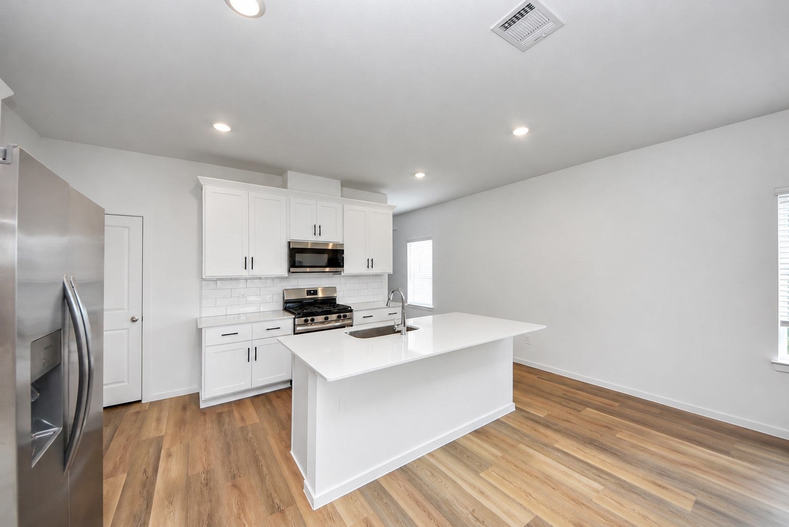 9122 Sunset Marina Way, Iowa Colony, TX 77583 digitally decluttered