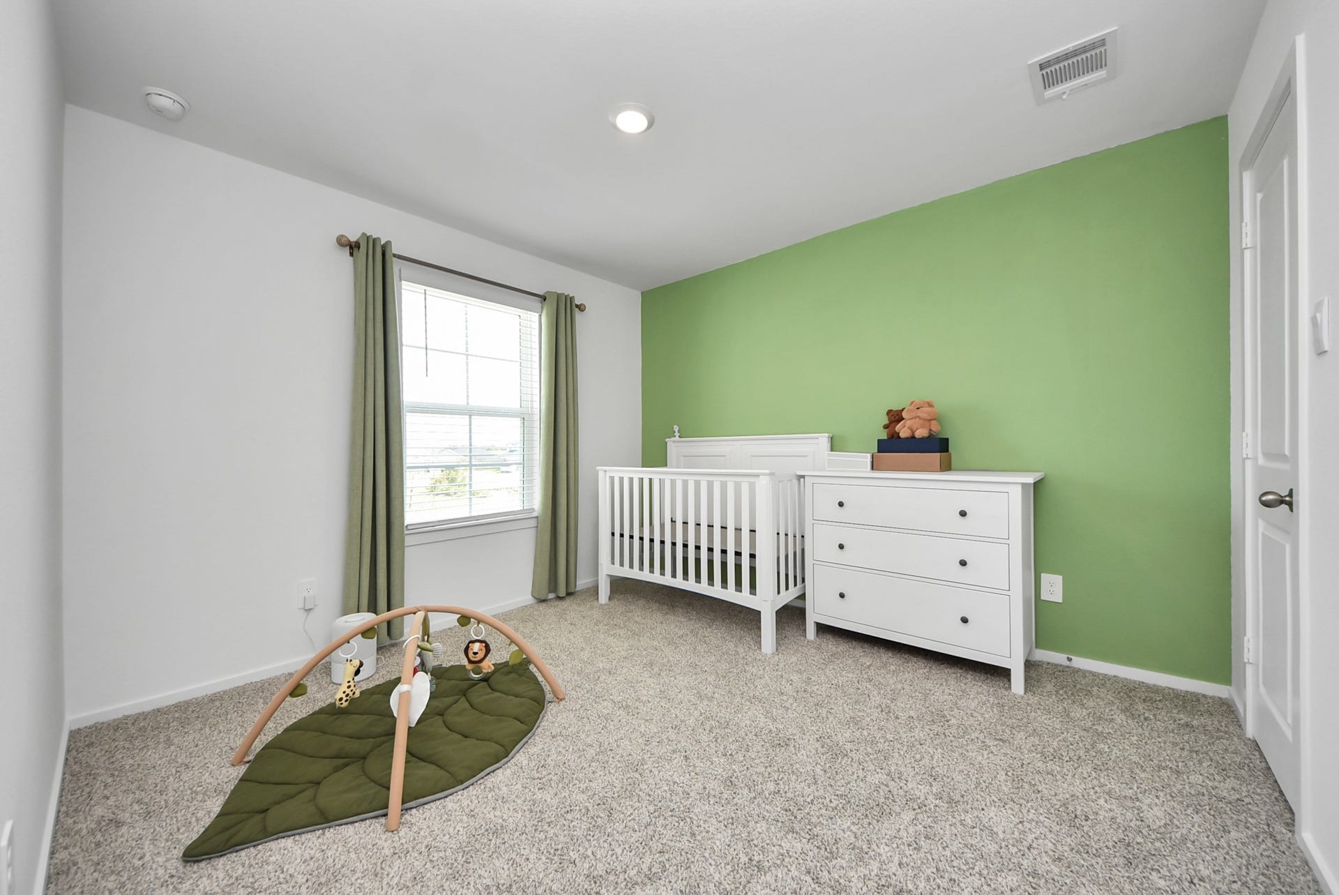 9122 Sunset Marina Way, Iowa Colony, TX 77583 photos show prior furnishings.