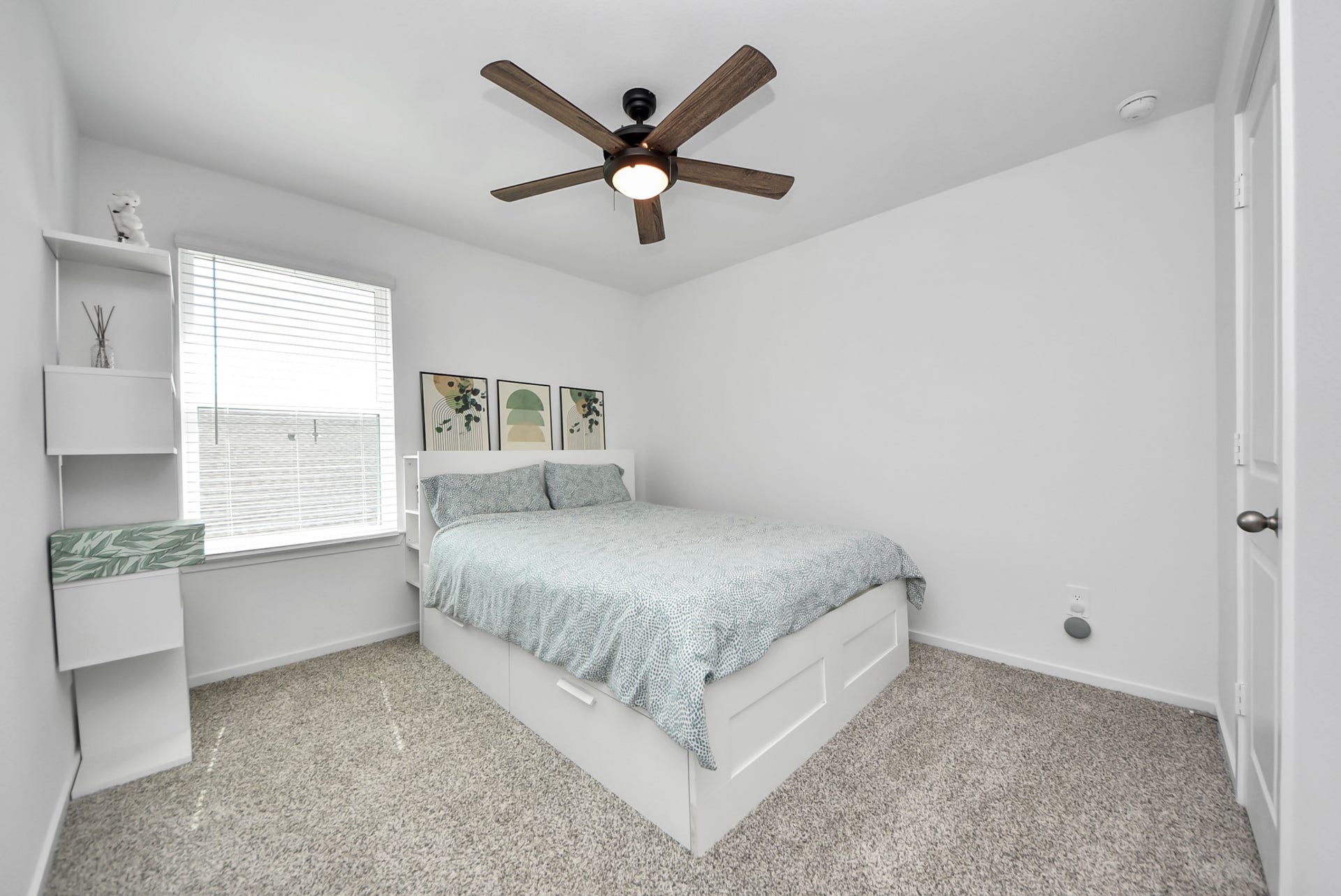 9122 Sunset Marina Way, Iowa Colony, TX 77583 photos show prior furnishings.