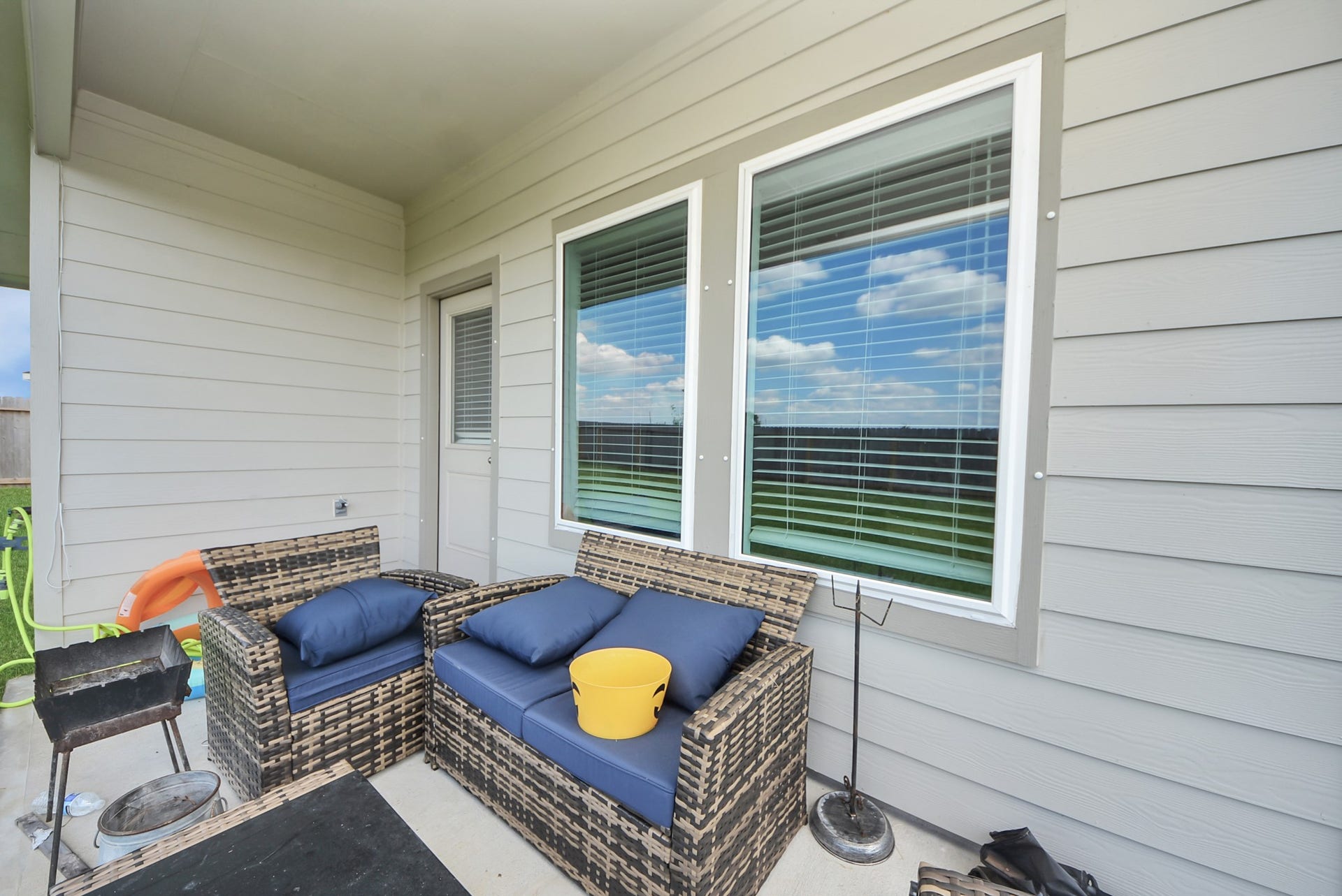 9122 Sunset Marina Way, Iowa Colony, TX 77583 photos show prior furnishings.