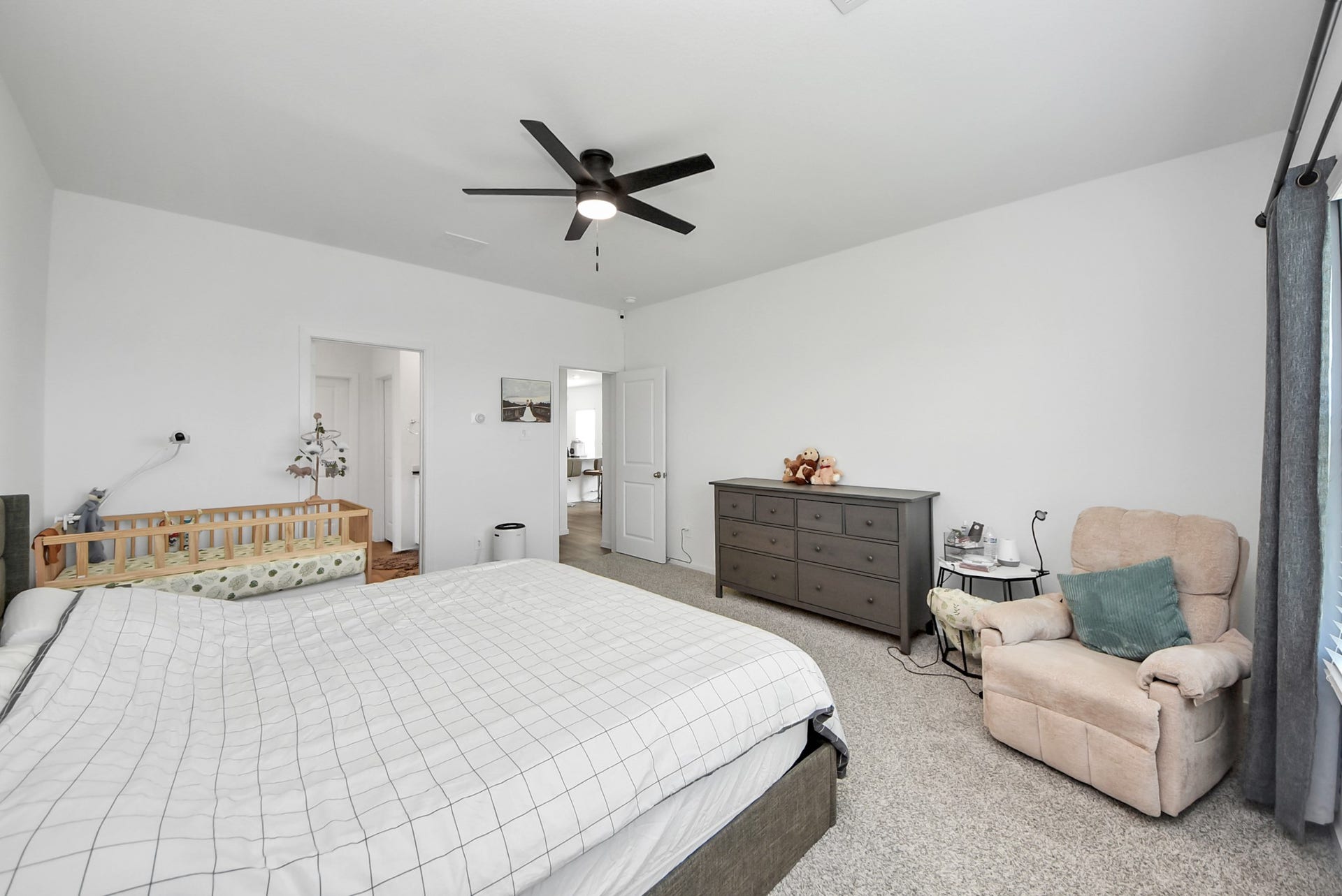 9122 Sunset Marina Way, Iowa Colony, TX 77583 photos show prior furnishings.