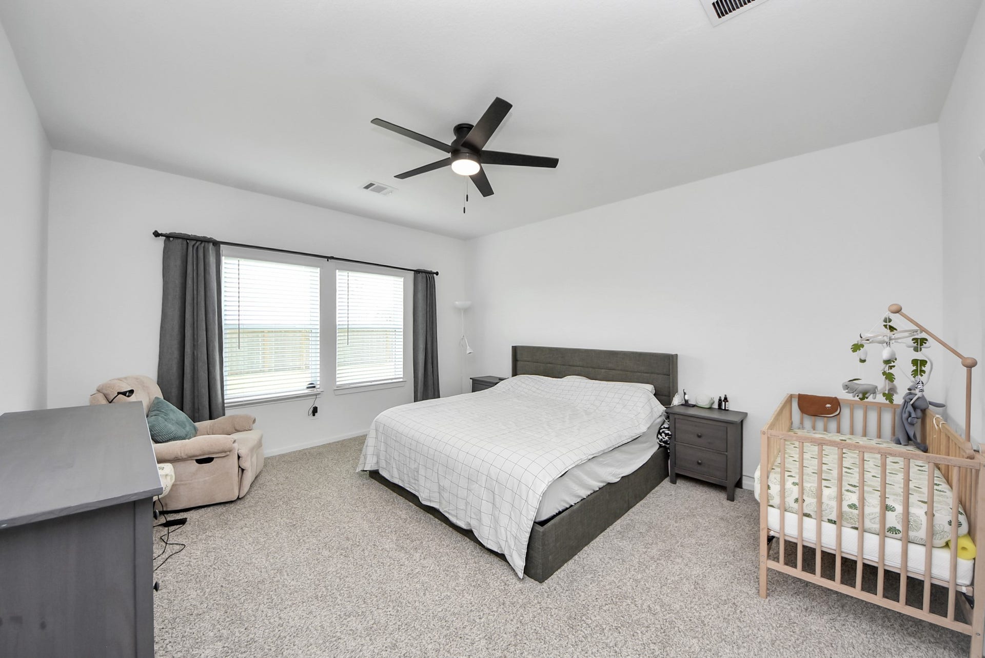 9122 Sunset Marina Way, Iowa Colony, TX 77583 photos show prior furnishings.