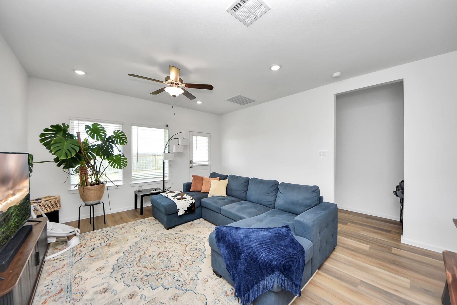 9122 Sunset Marina Way, Iowa Colony, TX 77583 photos show prior furnishings.