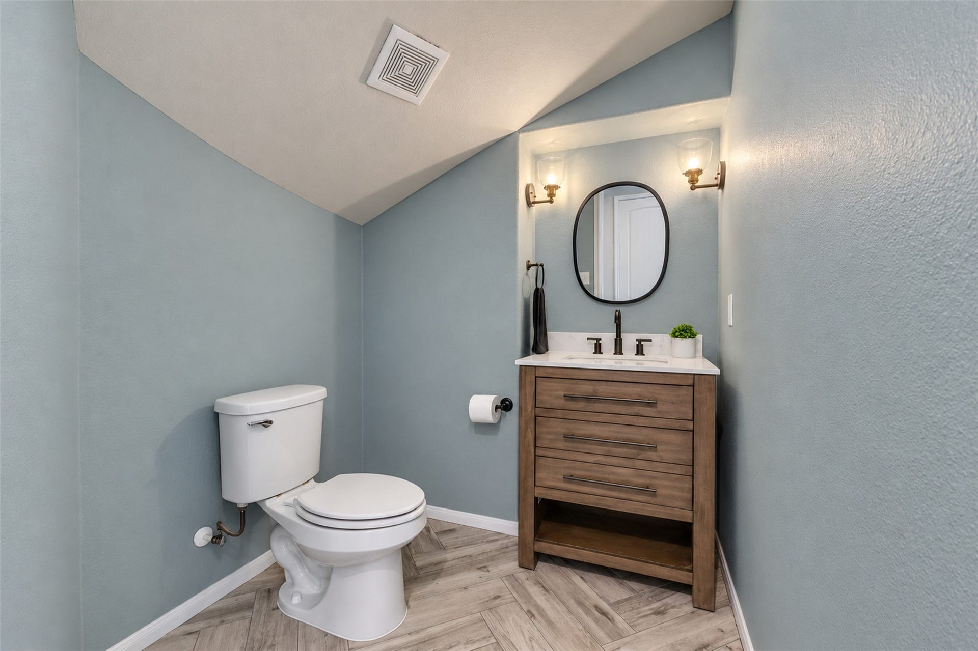 12615 Alsea Bay Court, Humble, TX 77346 Powder Room
