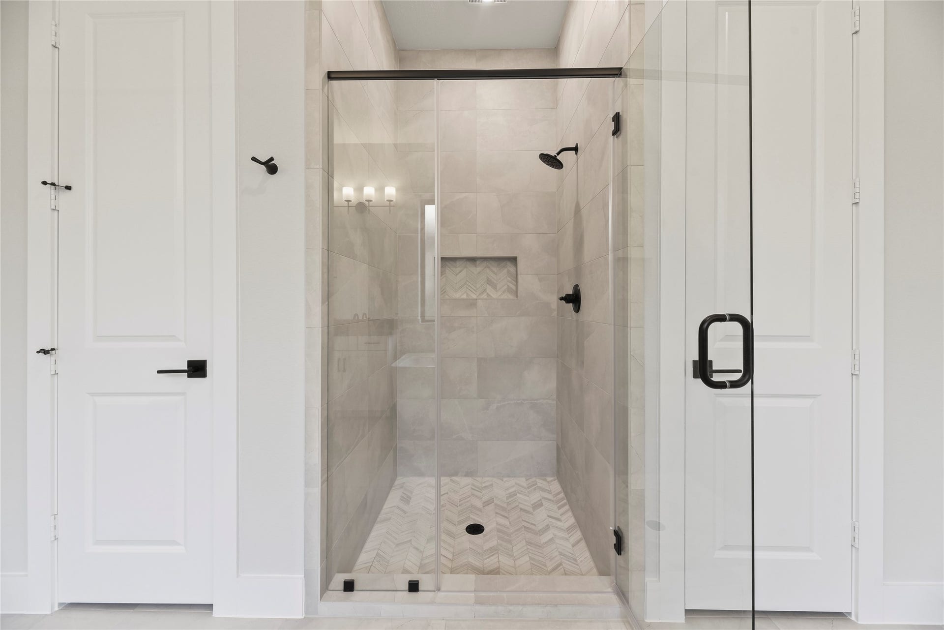4439 Southpoint Way, Fulshear, TX 77441 Large shower in the primary bath.